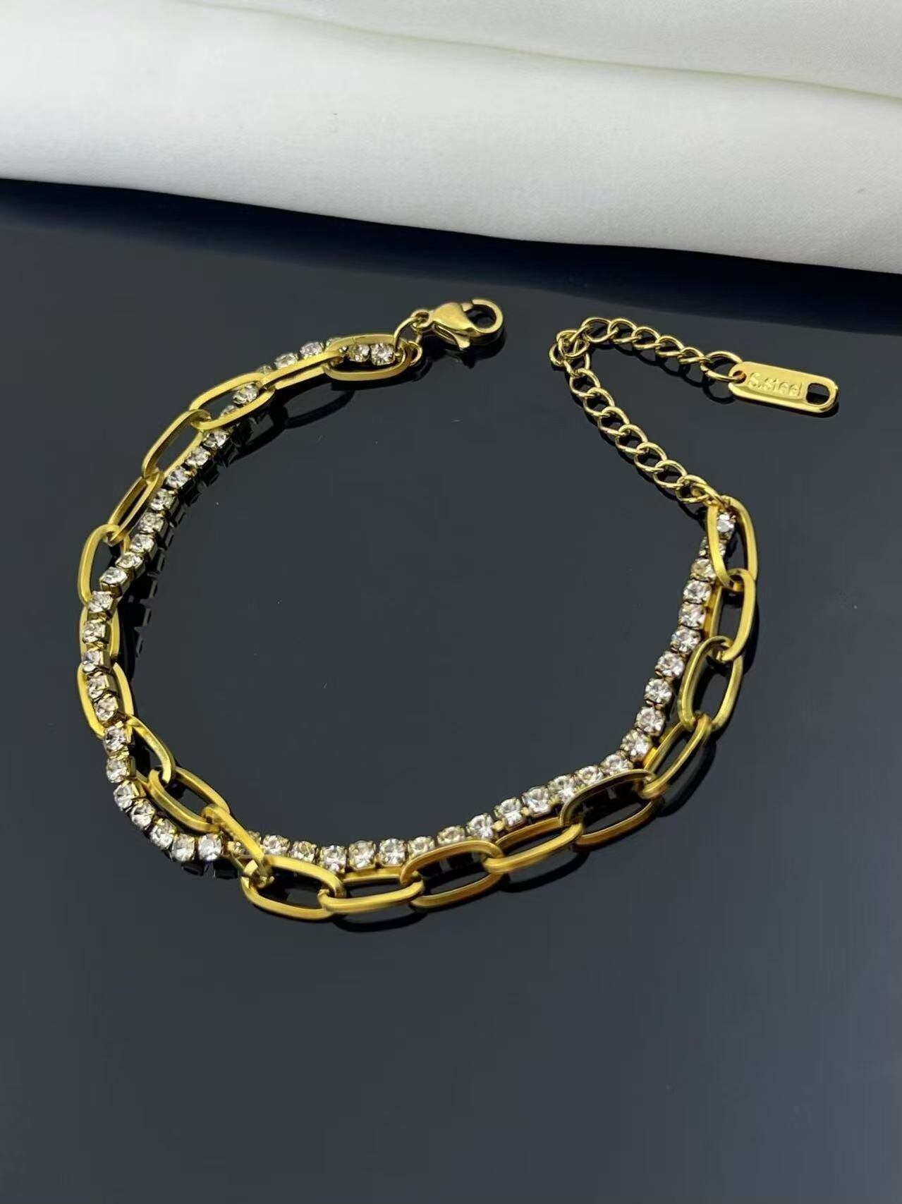 Gold-plated bracelet with links and sparkling rhinestones, in steel