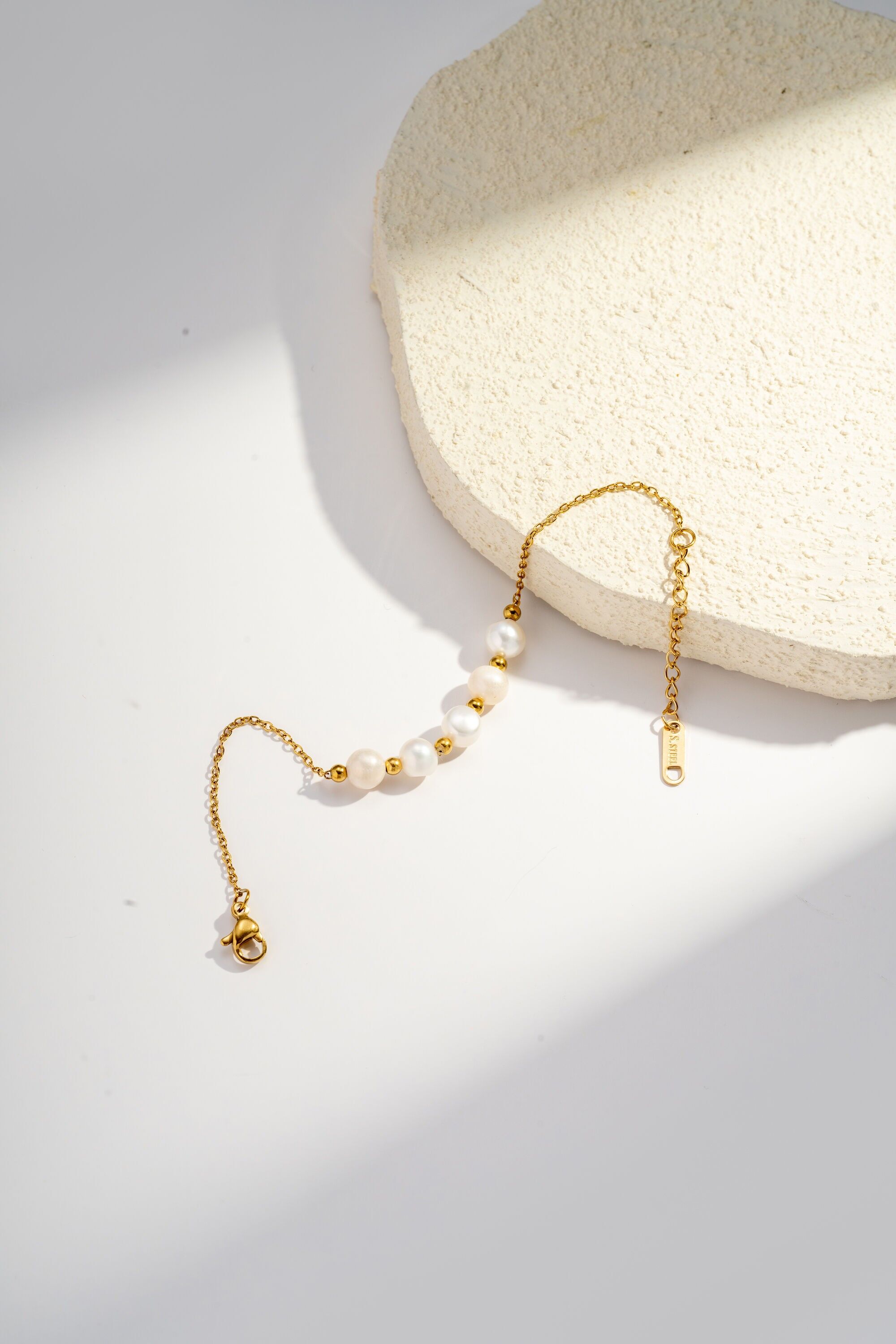 Bracelet made of freshwater pearls and a fine and refined chain