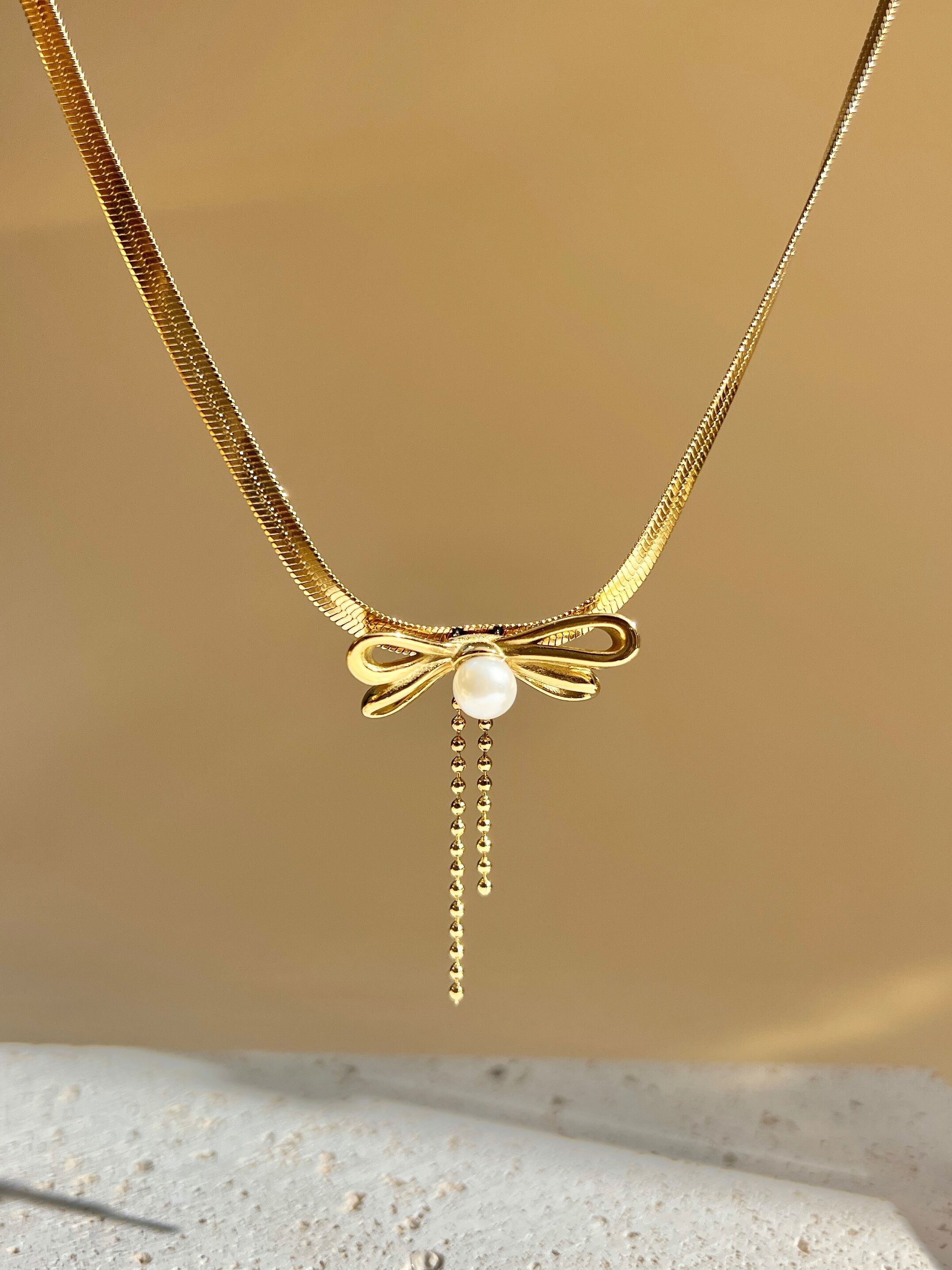 Collar "Elegance Pearl Knot" en acero inoxidable