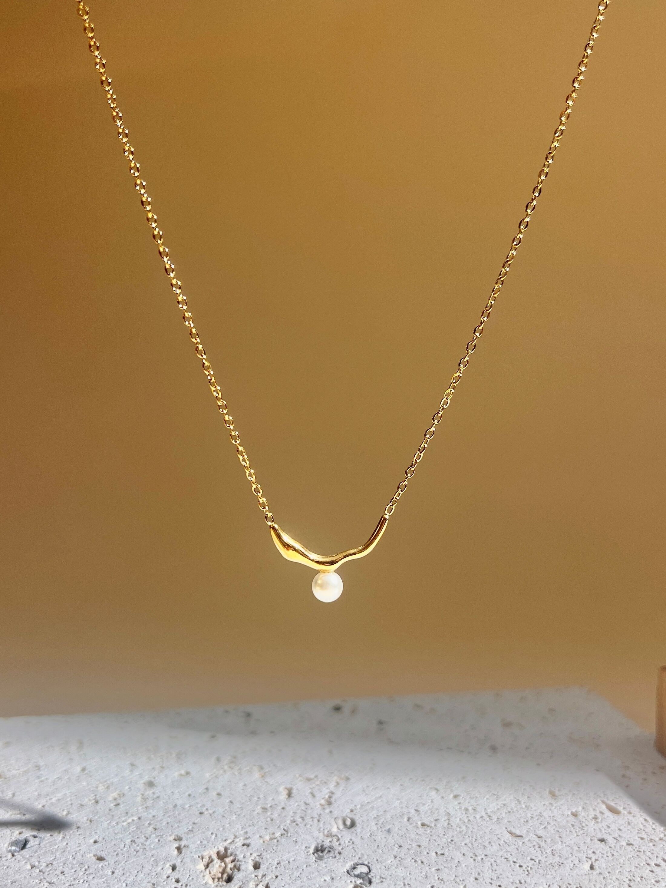 Collar de perlas y acero inoxidable