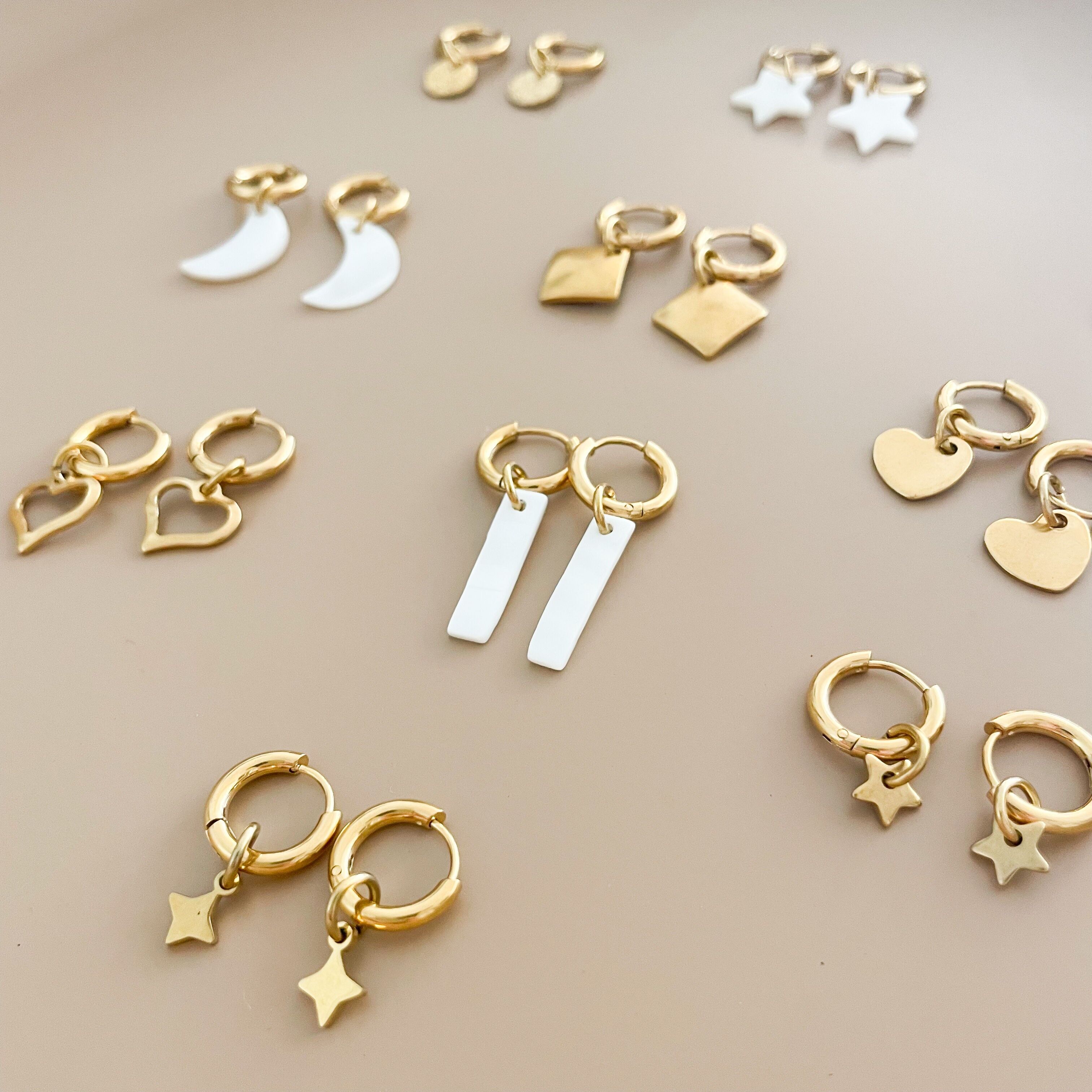 MINUS | Mini hoop earrings in gold-plated stainless steel & mother-of-pearl or gold-plated stainless steel pendants