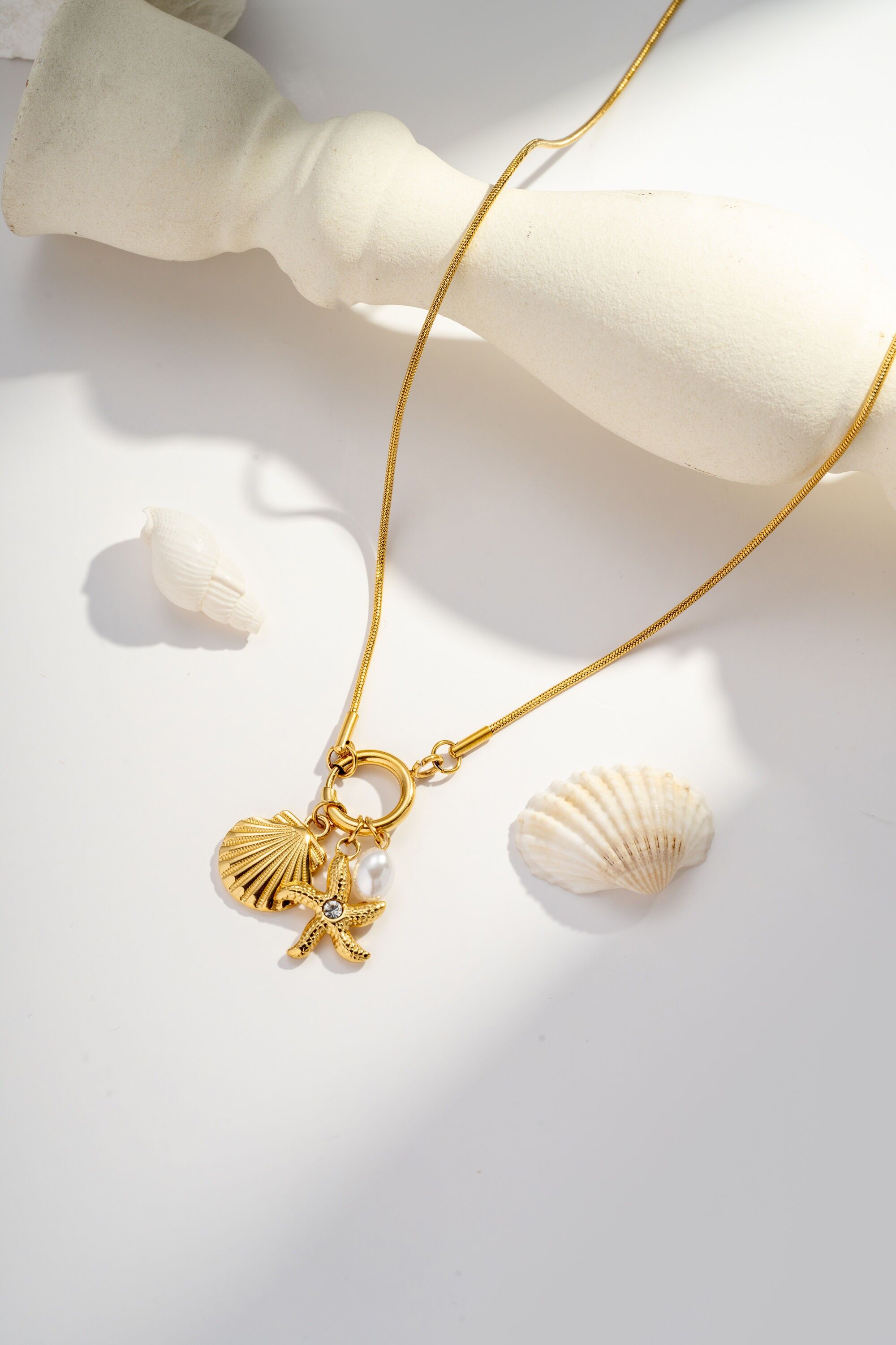 Collar con colgante de concha y estrella de mar