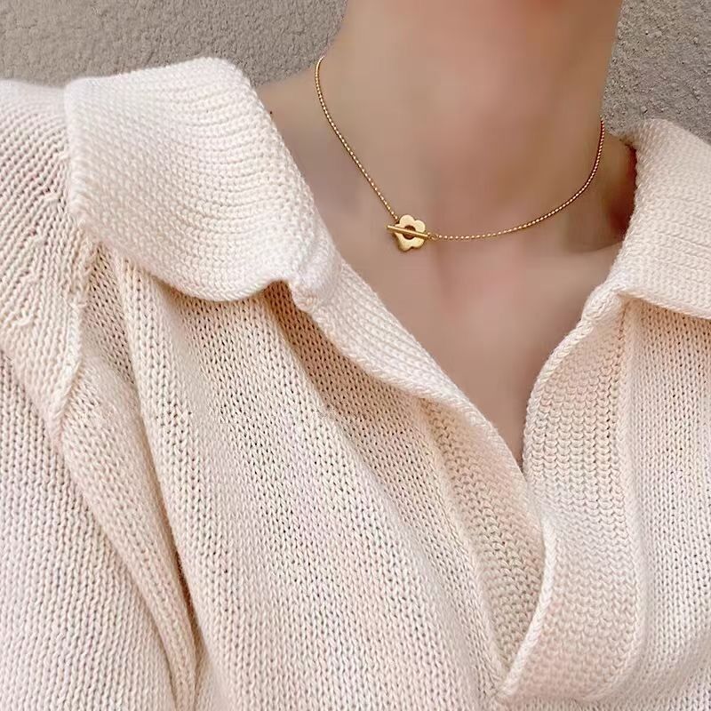 Collar con colgante de flor de eslabones – Elegancia dorada