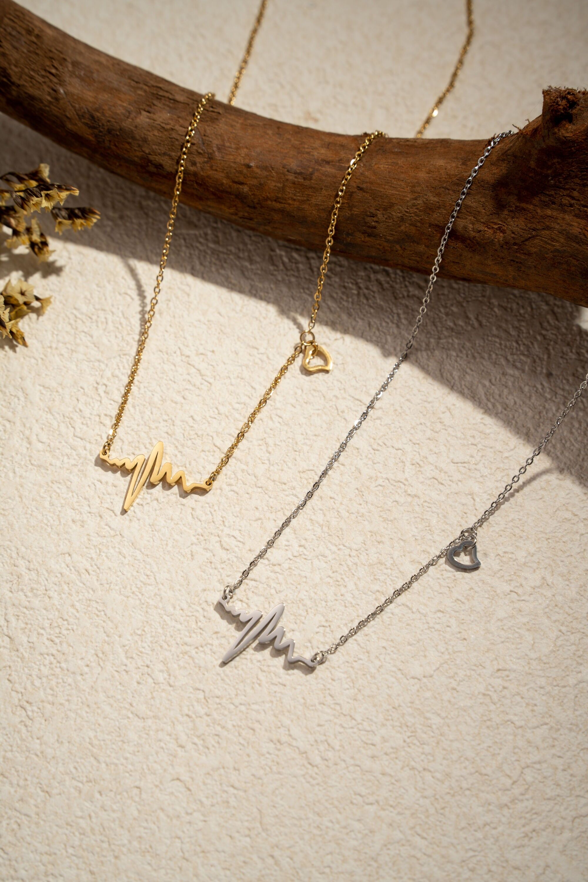 Collar de acero inoxidable con diseño de latidos del corazón