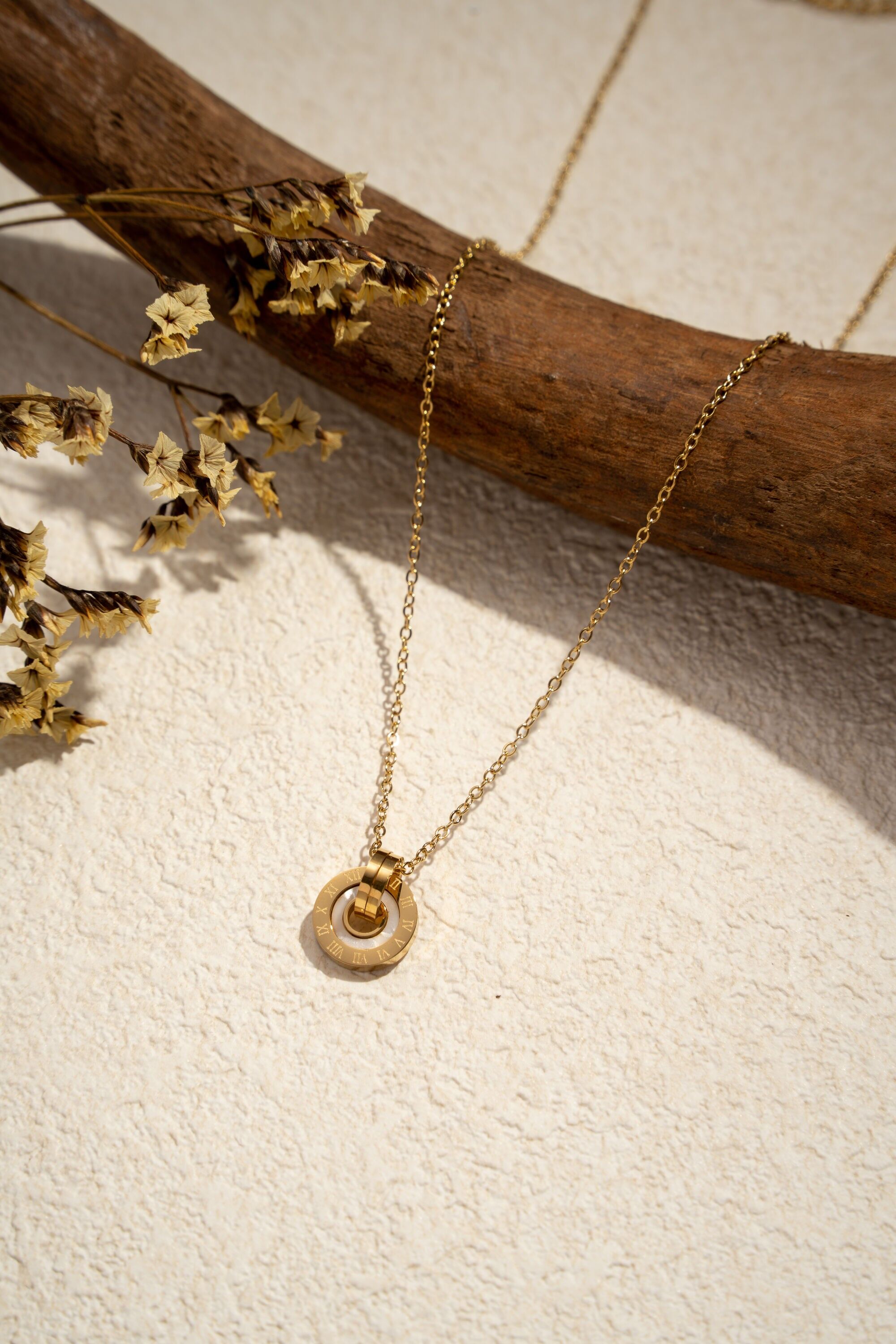 Collar de acero inoxidable con doble anillo entrelazado