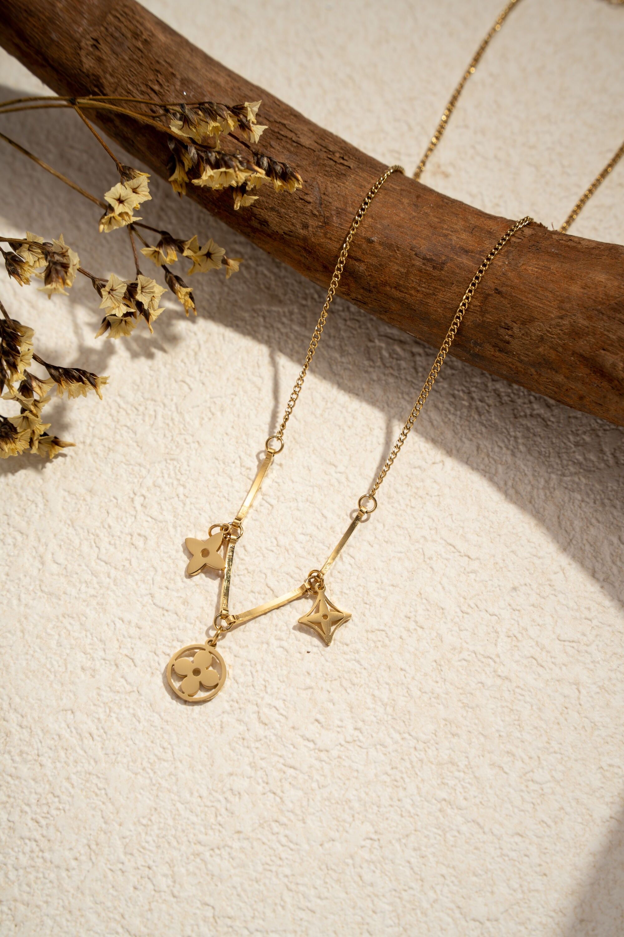 Collar con dije de flor de acero inoxidable