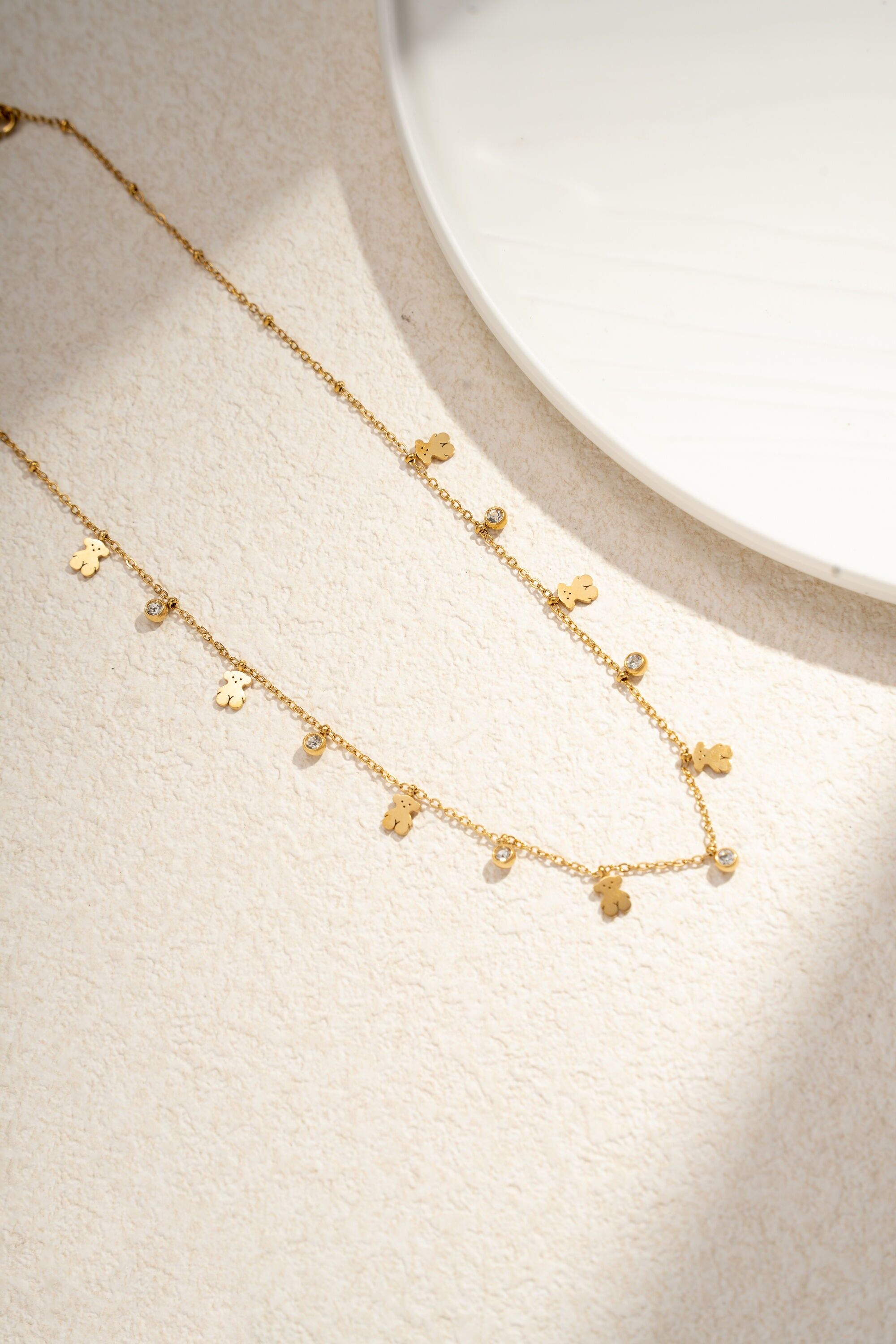 Collar con dije de osito y diamantes de imitación en acero inoxidable