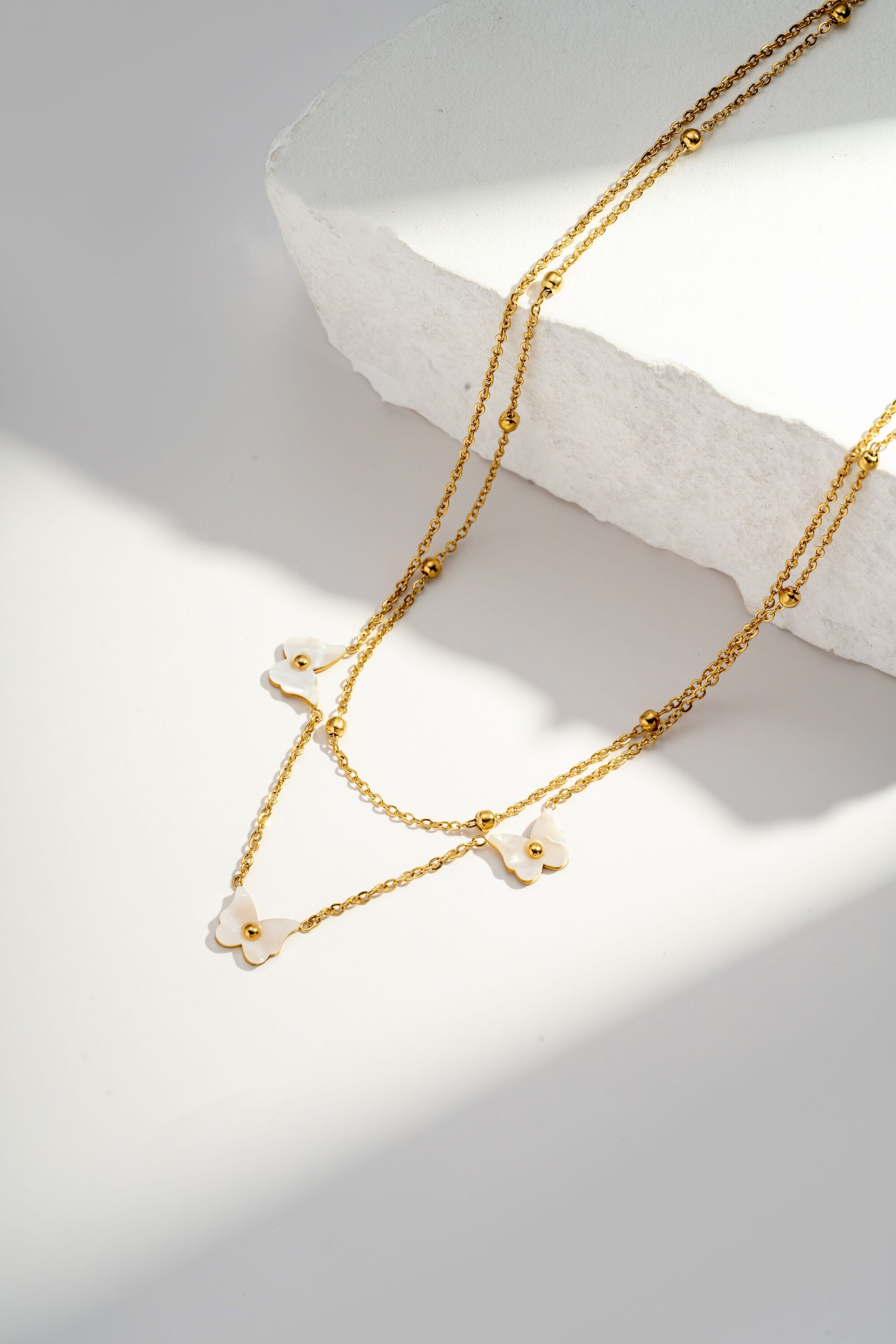 Collar de doble vuelta con mariposas nacaradas en acero inoxidable