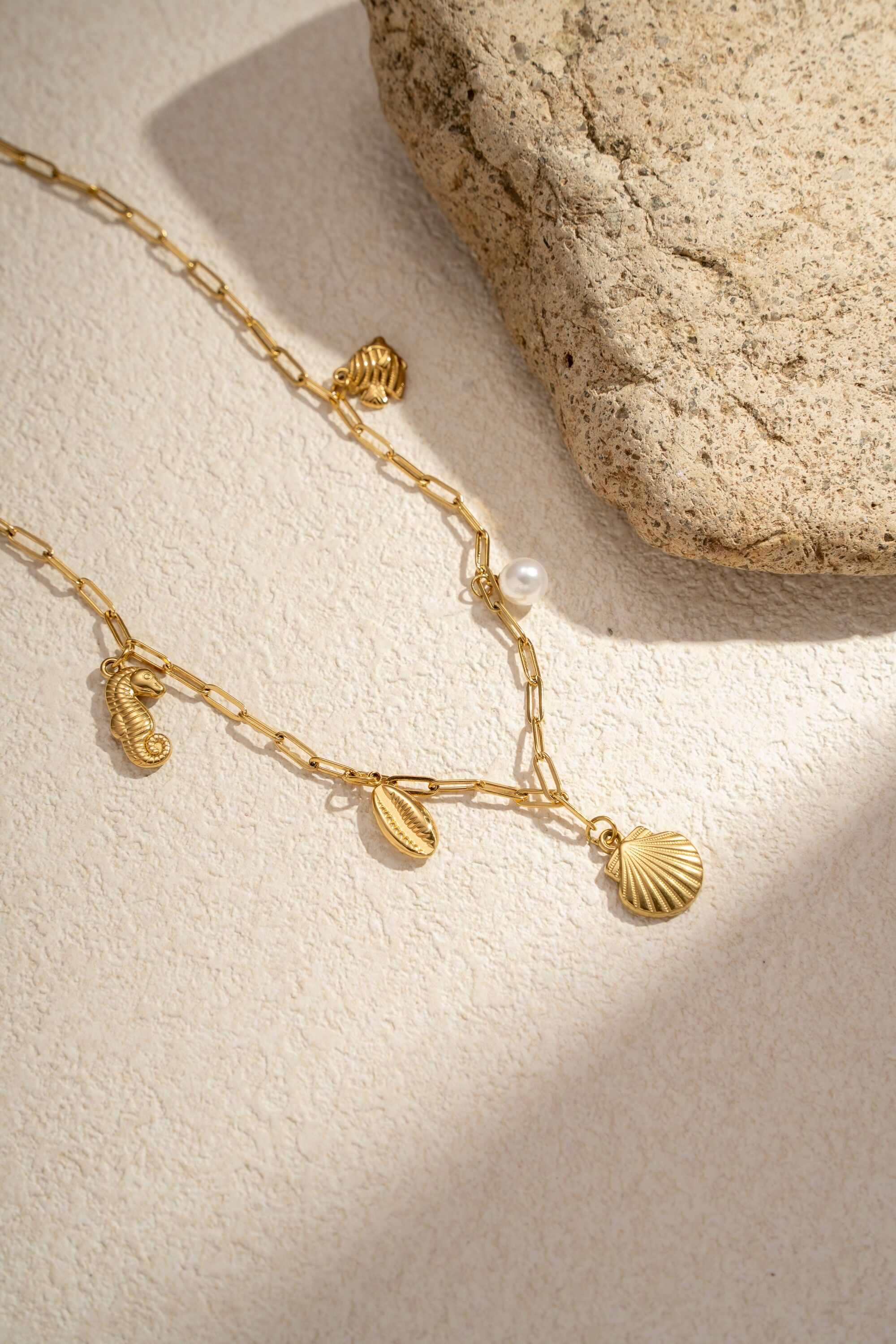 Collar con dije marino de acero inoxidable en tono dorado