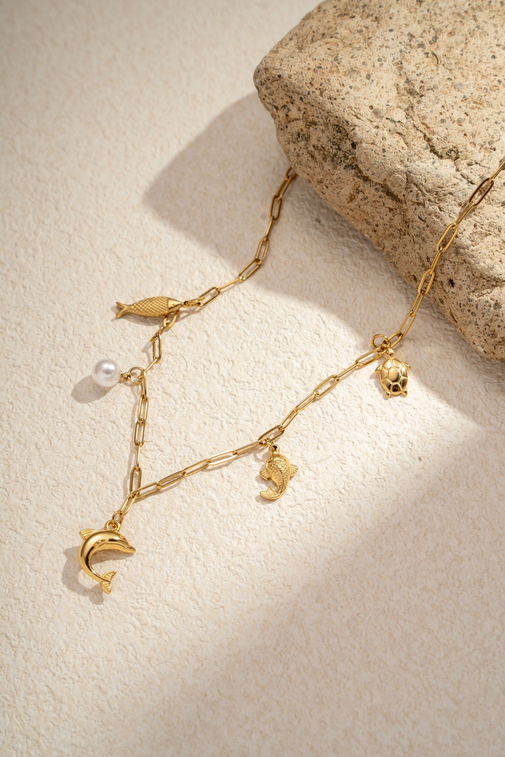 Collar de oro con océano y dijes de delfín