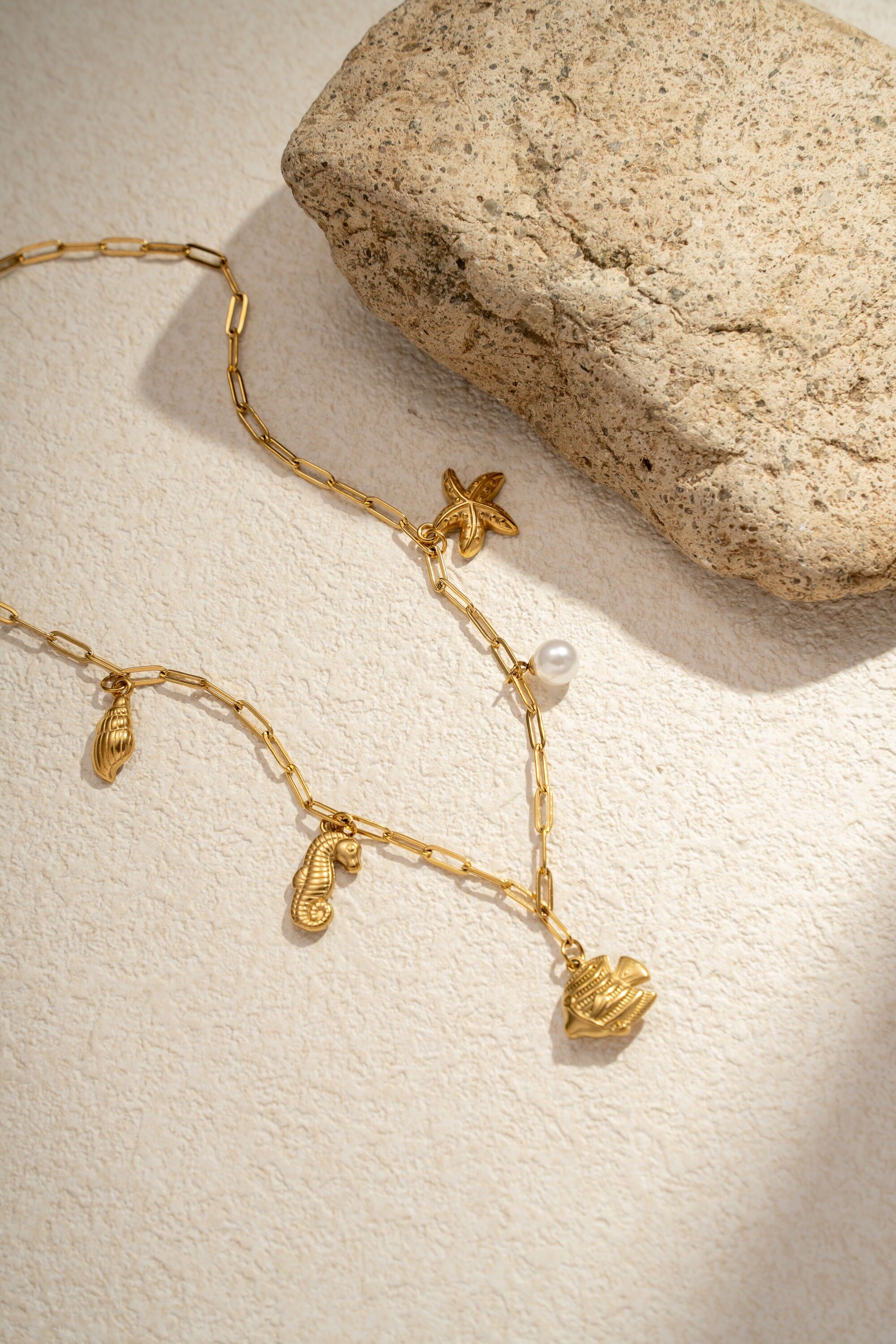 Collar con dije de marinero de acero inoxidable dorado