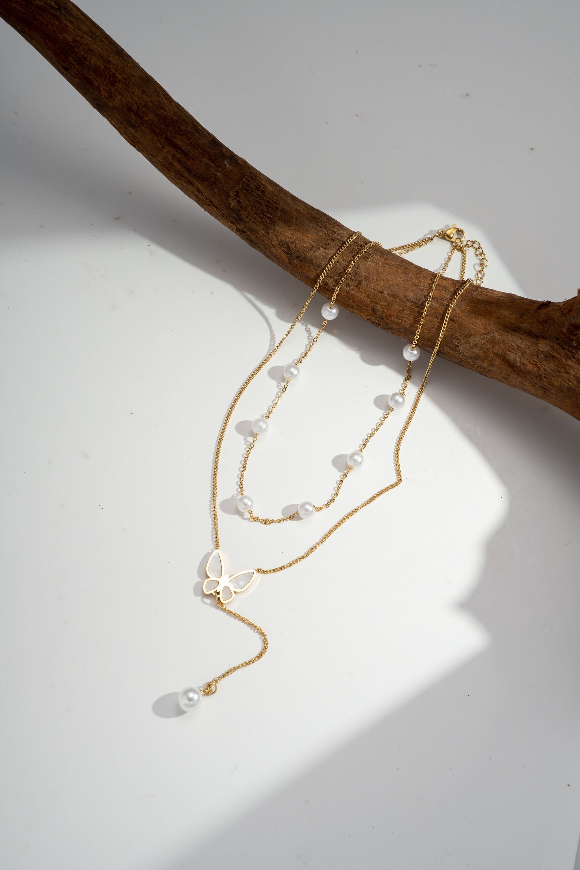 Collar de doble vuelta en Y: mariposa de perla y perla