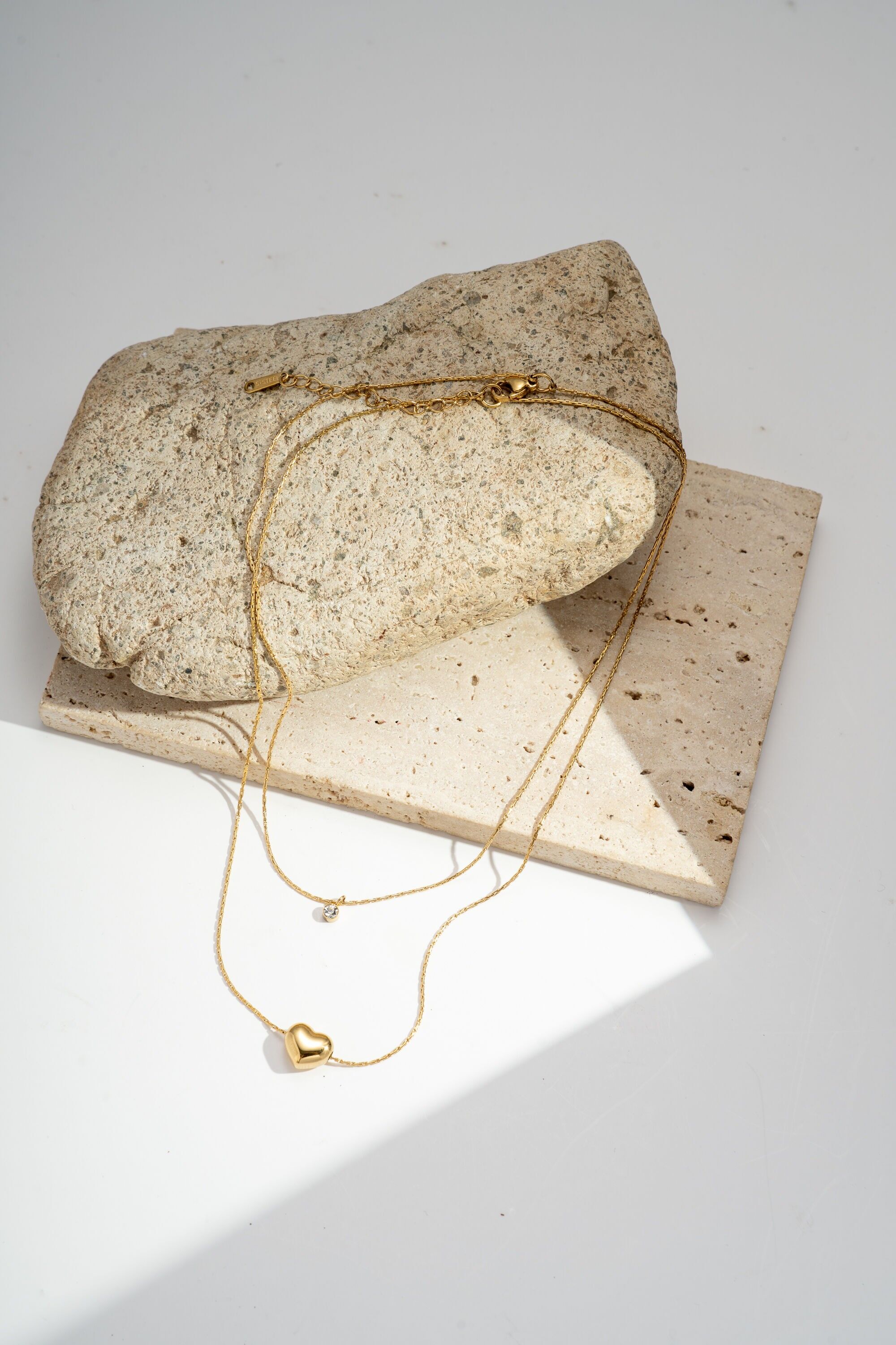 Collar de acero con doble vuelta de corazón y brillantes diamantes de imitación