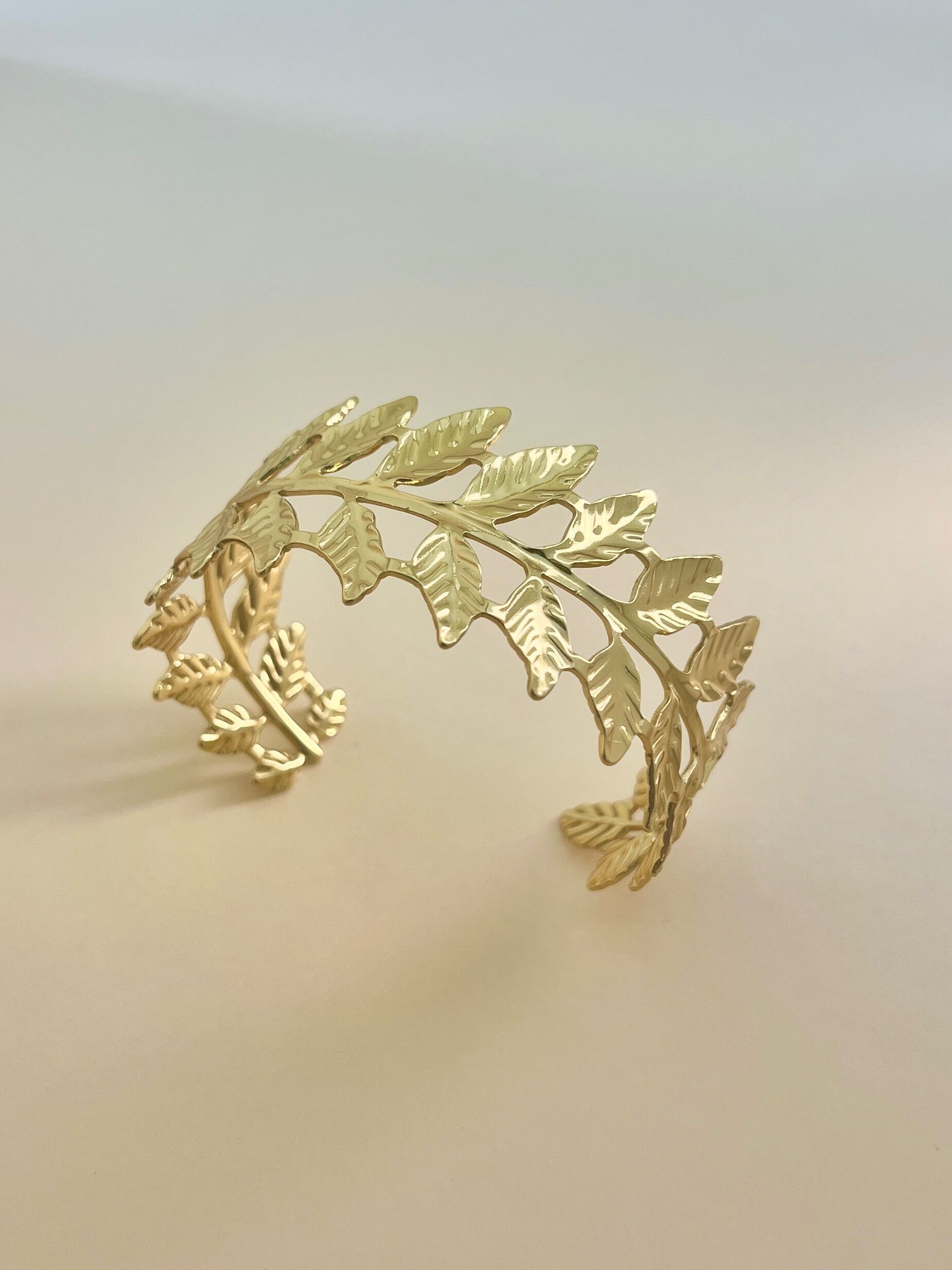 Brazalete ancho de acero inoxidable con diseño de hojas