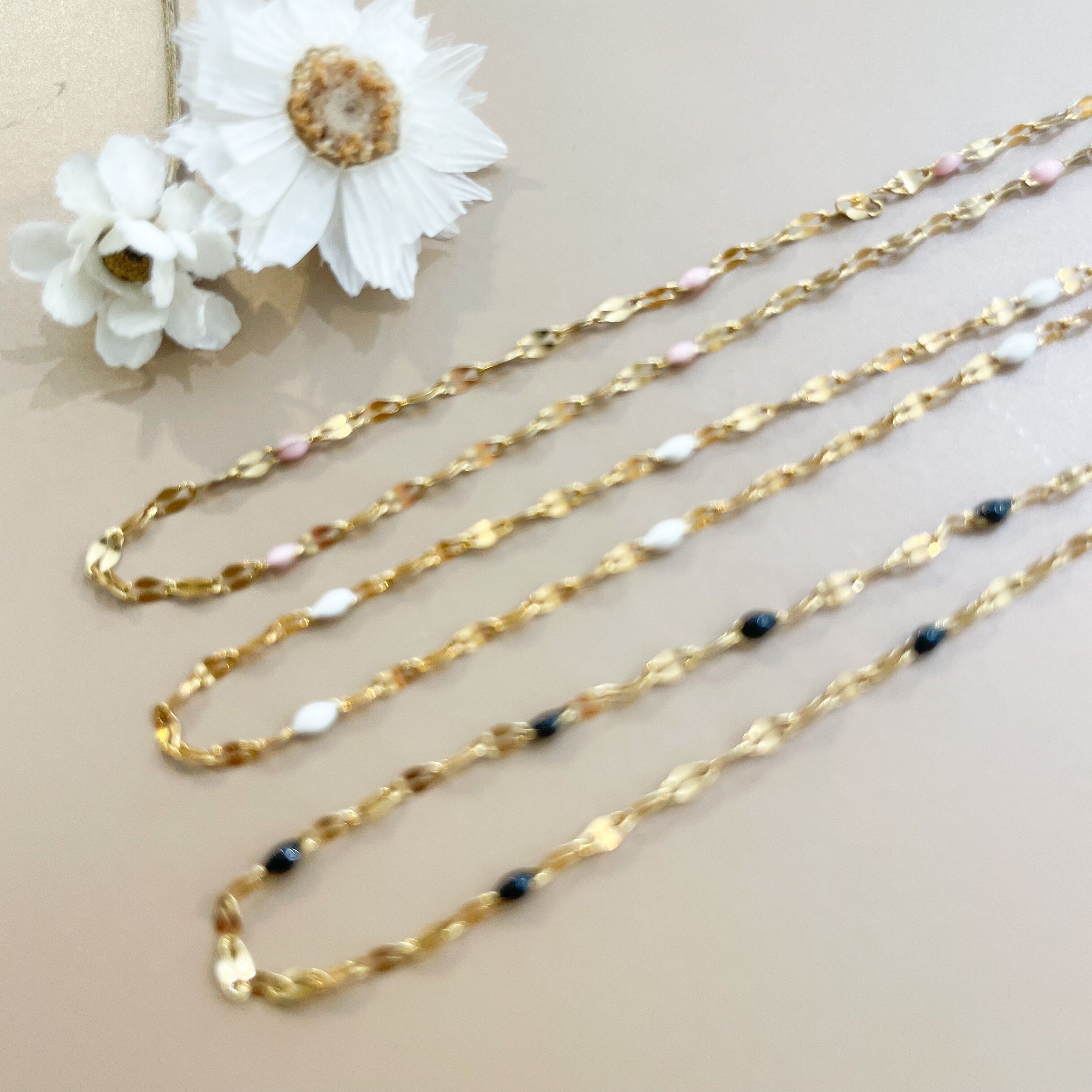 MADELEINE | Pulsera de cadena muy fina de acero inoxidable bañado en oro y mini cuentas de resina