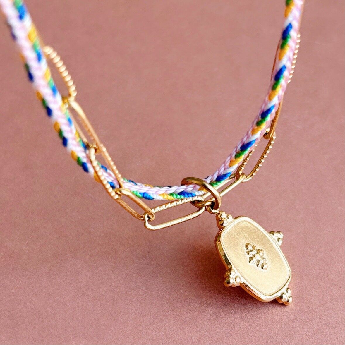 MARGUERITE | Collana con catena a graffetta martellata in acciaio inossidabile placcato oro e cordino multicolore