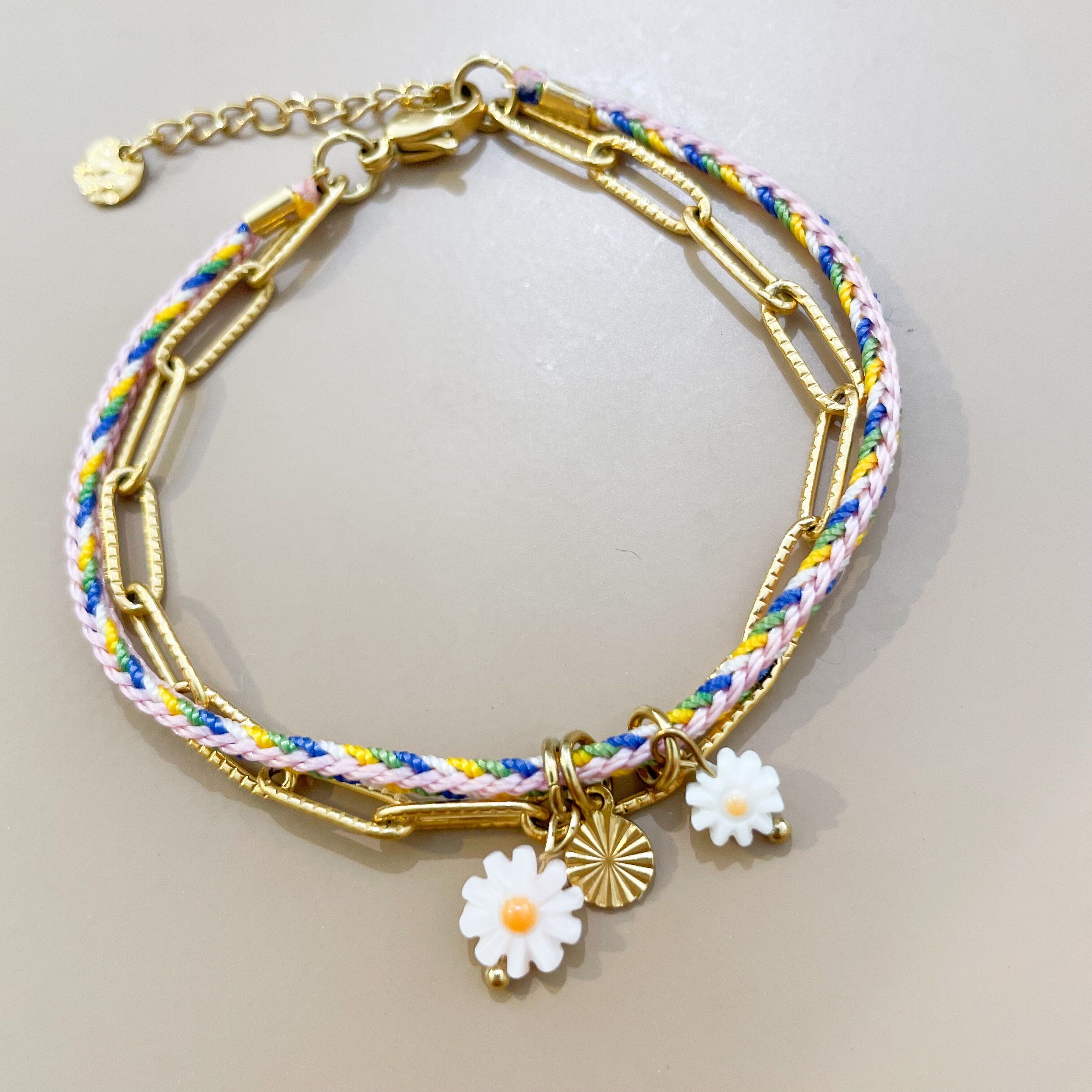 MARGUERITE | Pulsera de cadena con clip martillado en acero inoxidable bañado en oro y cordón multicolor