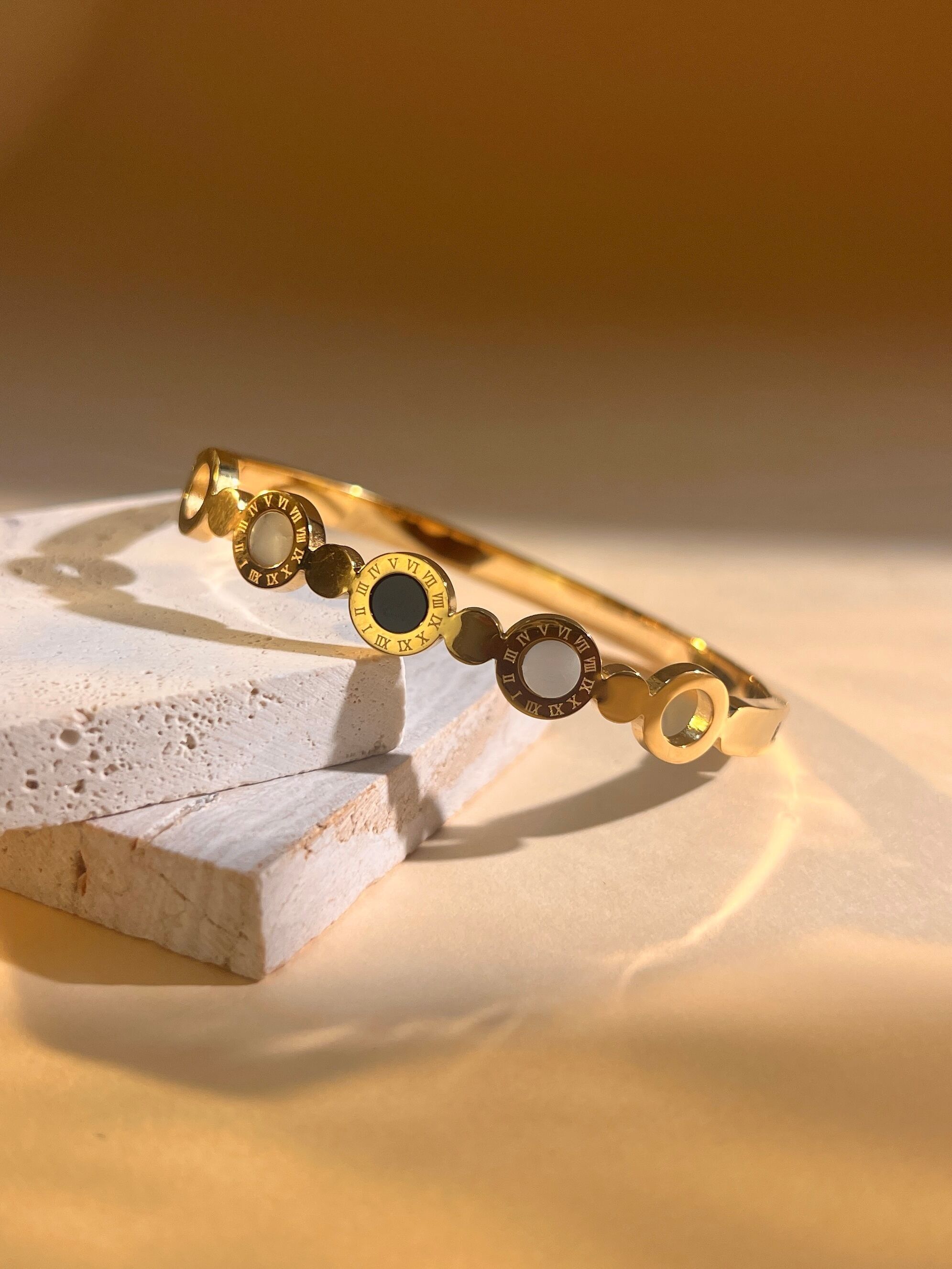 Brazalete de acero con diseño elegante, redondo, perlado y negro