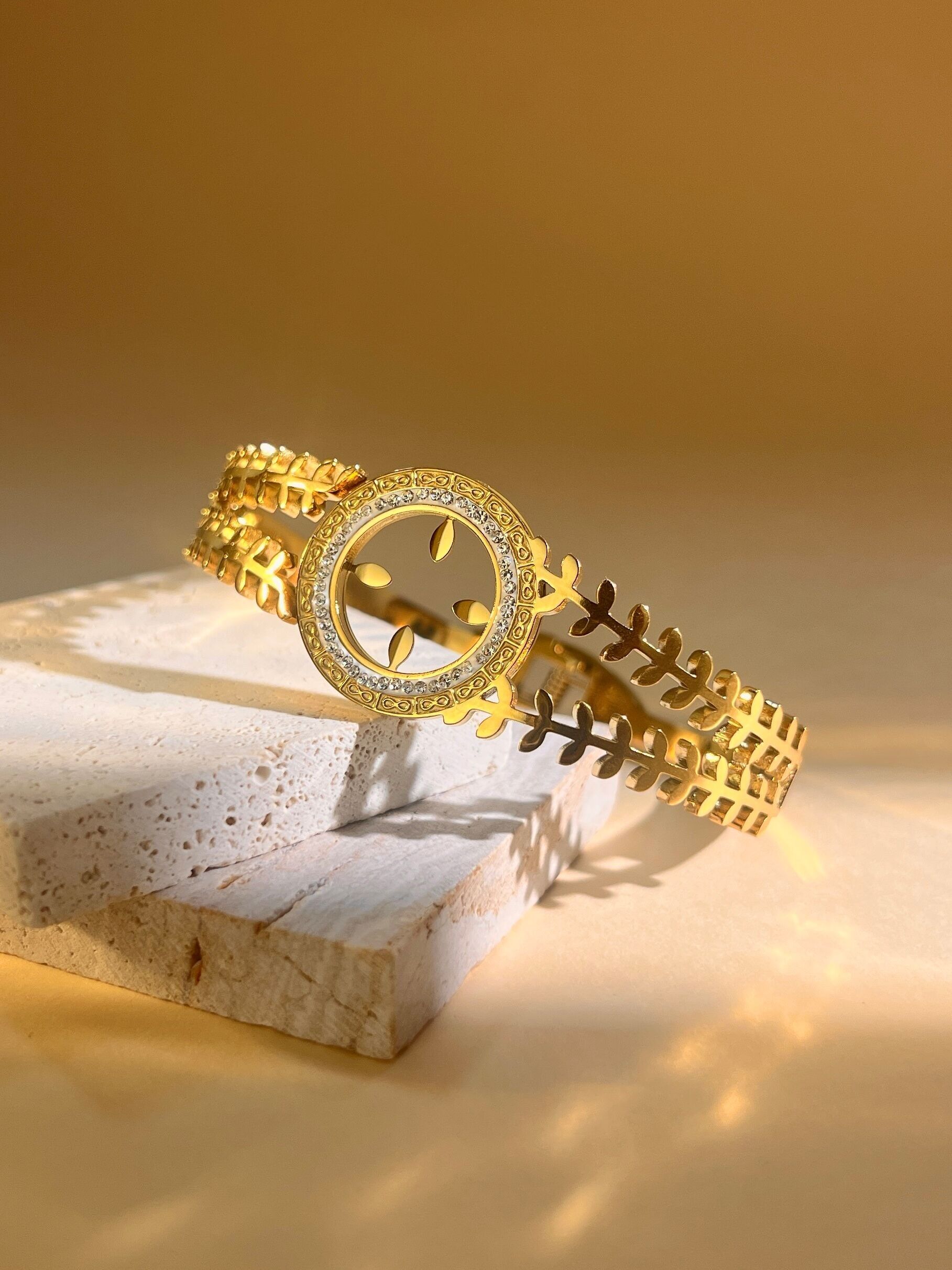 Pulsera de acero inoxidable con diamantes de imitación redondos y diseño de hojas