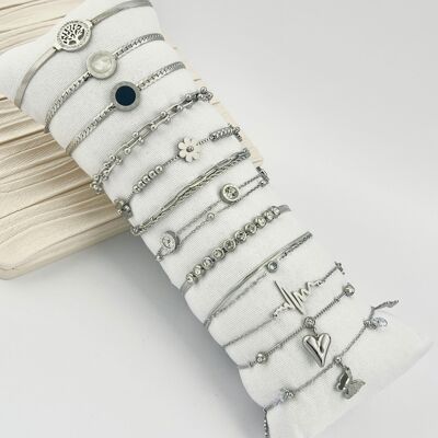 Conjunto de 12 pulseras de acero plateado surtidas en exposición