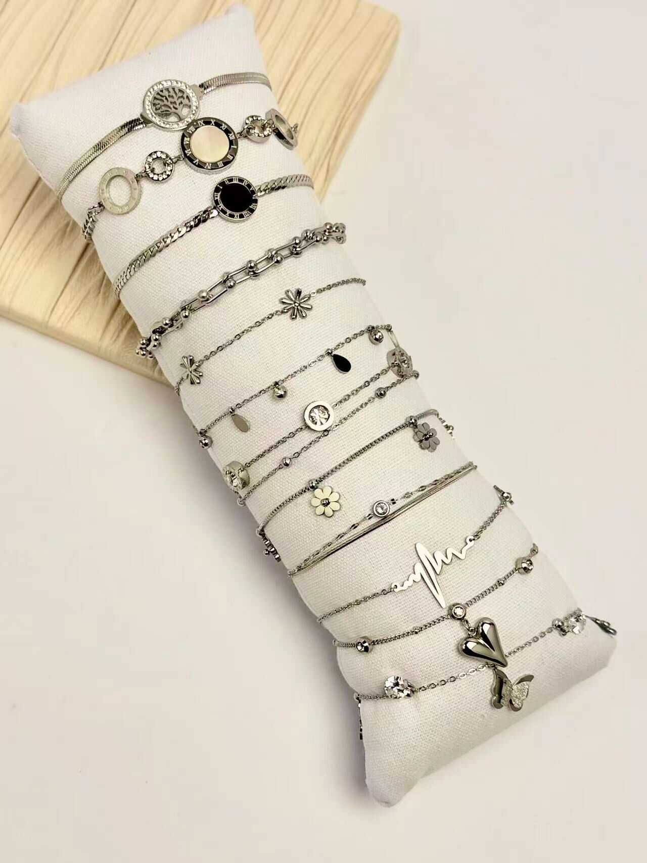 Set di 12 braccialetti assortiti in acciaio argentato in esposizione