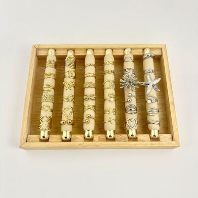 Set di 36 anelli regolabili assortiti in esposizione