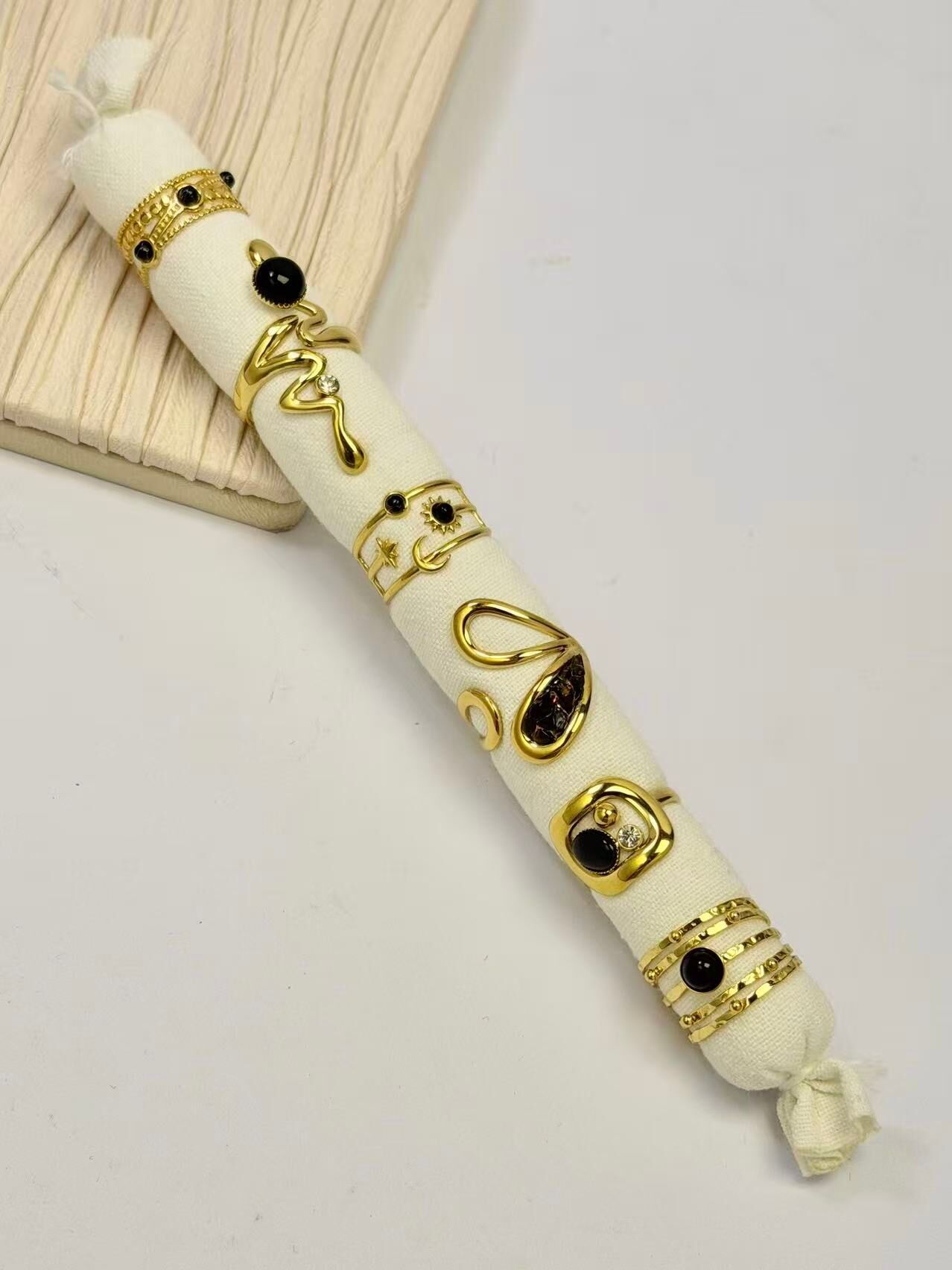 Set aus 6 verschiedenen Ringen, verziert mit eleganten schwarzen Steinen