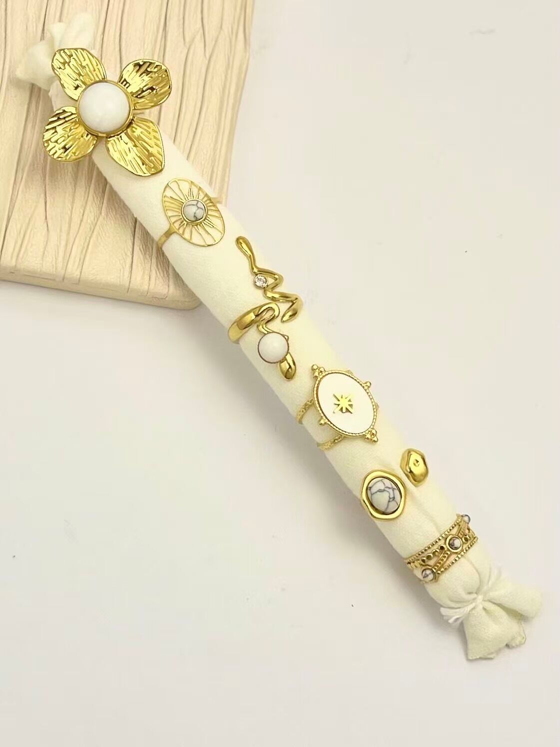 Set of 6 adjustable rings of white stones and mother-of-pearl in steel