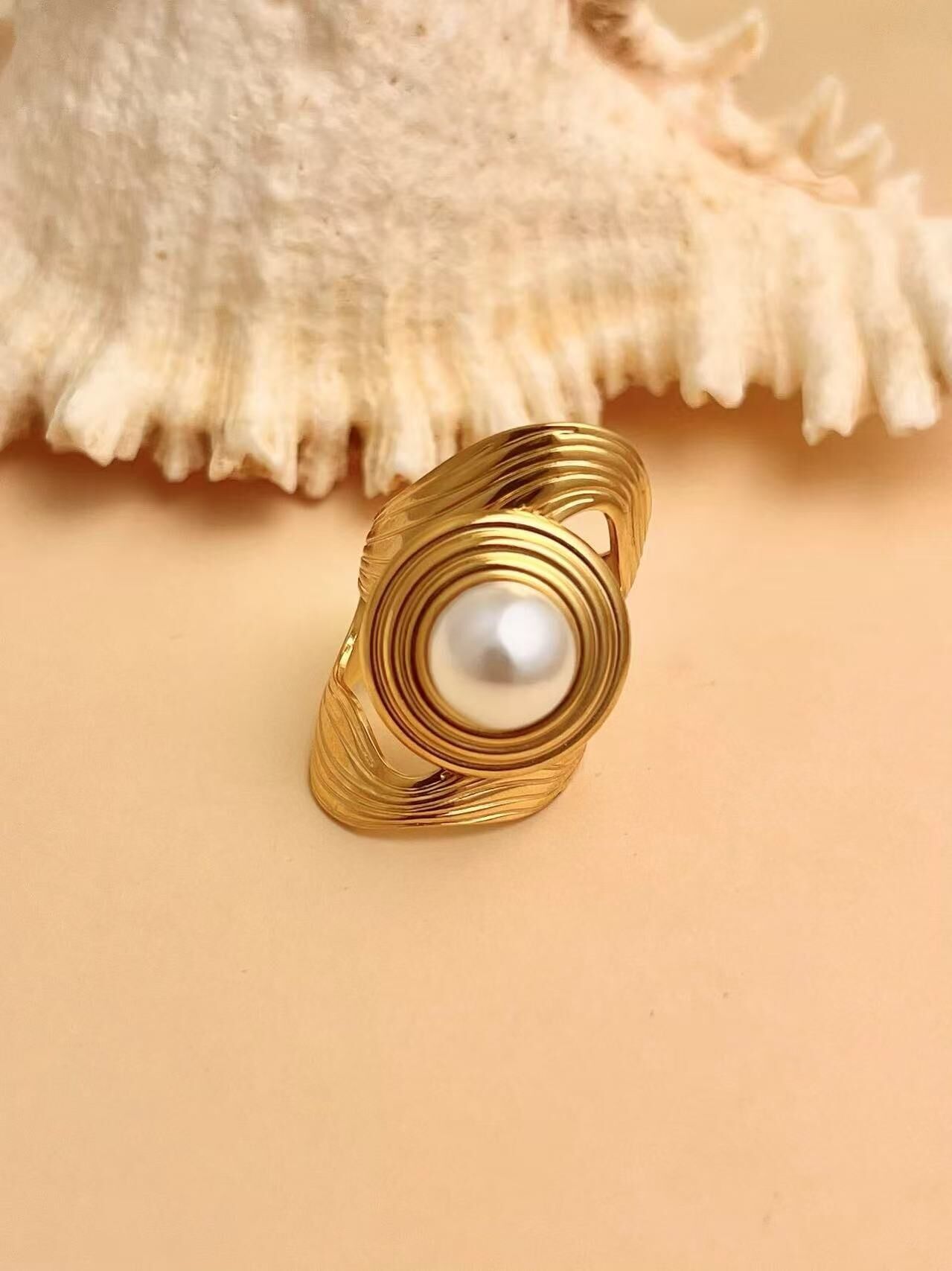 Textured effect and adjustable pearl ring in stainless steel