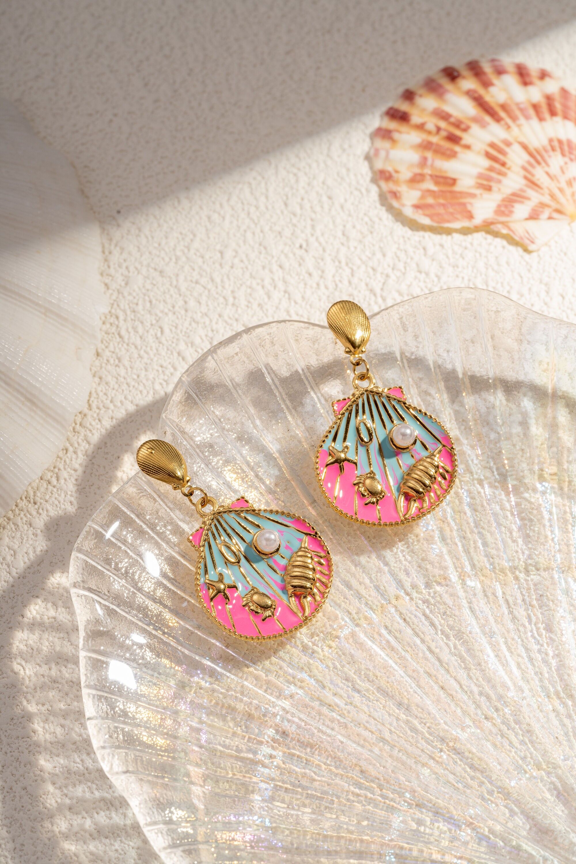 Hängeohrring aus Stahl mit Muschel