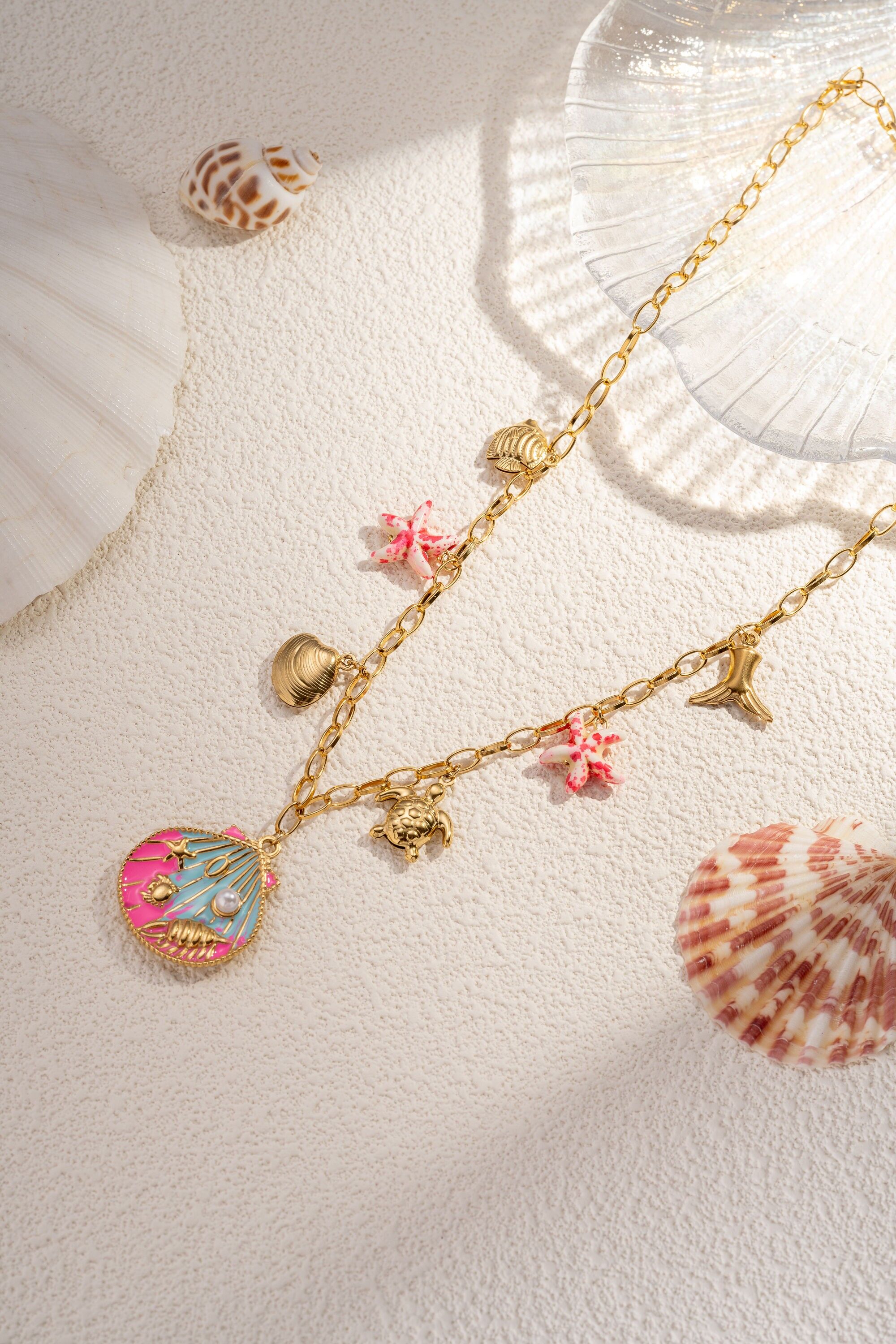 Halskette mit Muschel und Charm aus Edelstahl