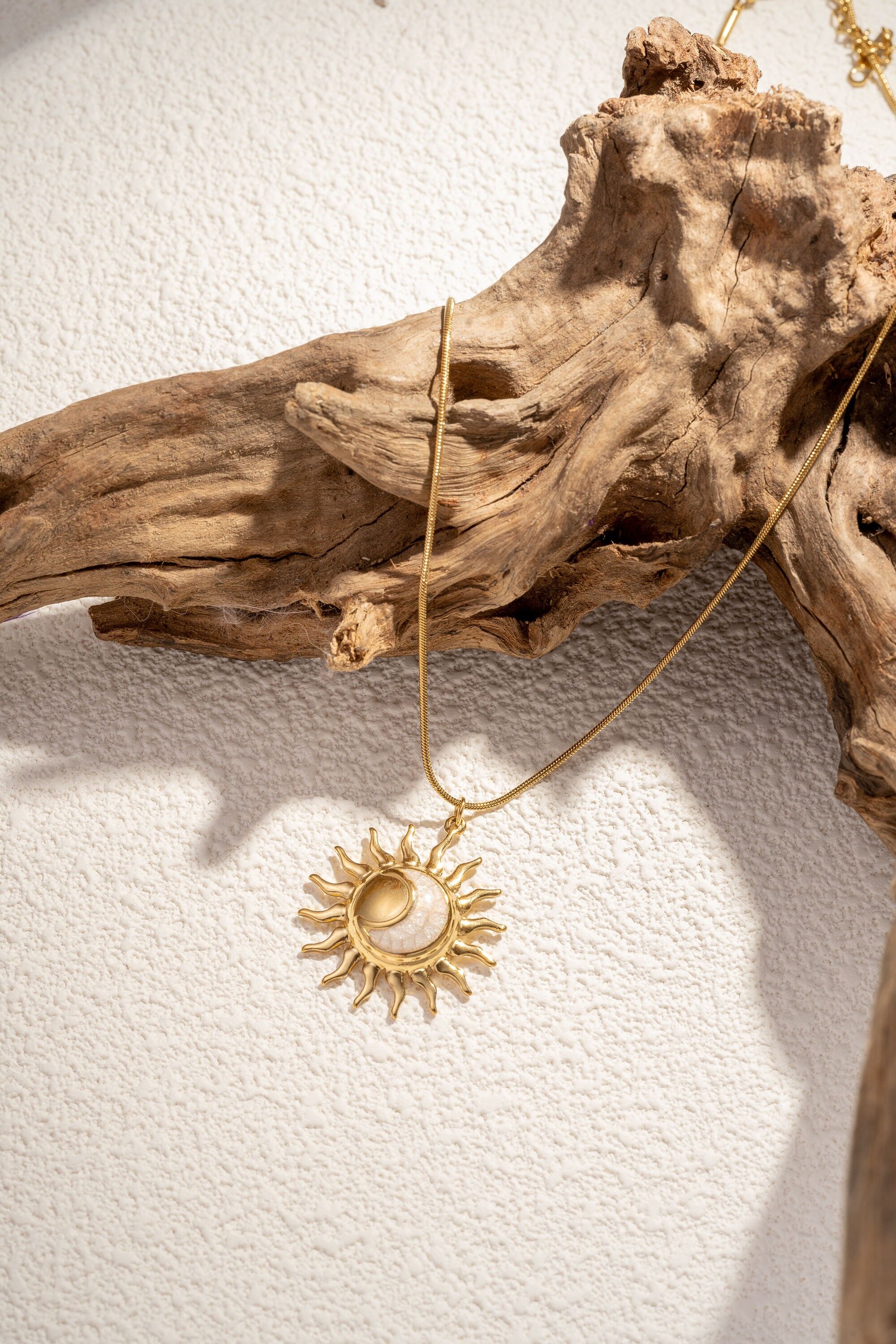 Halskette mit Sonnenanhänger aus emailliertem Edelstahl