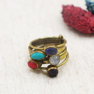 Handgefertigter Ring mit mehreren Edelsteinen