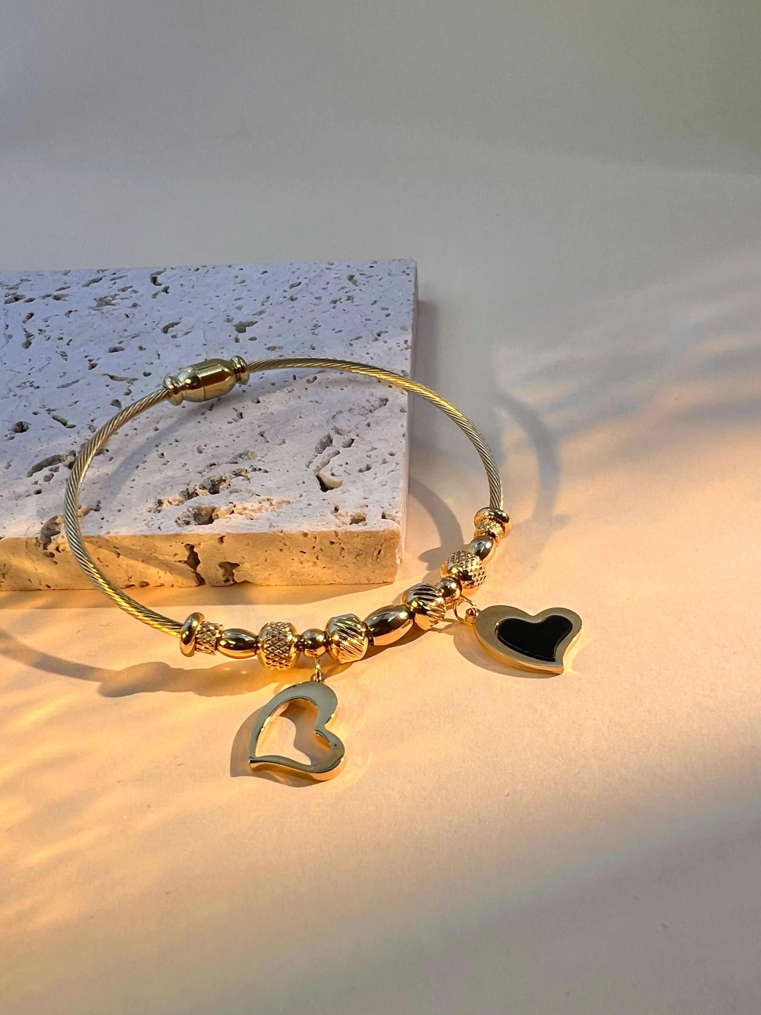 Armreif aus Edelstahl mit Herzanhängern