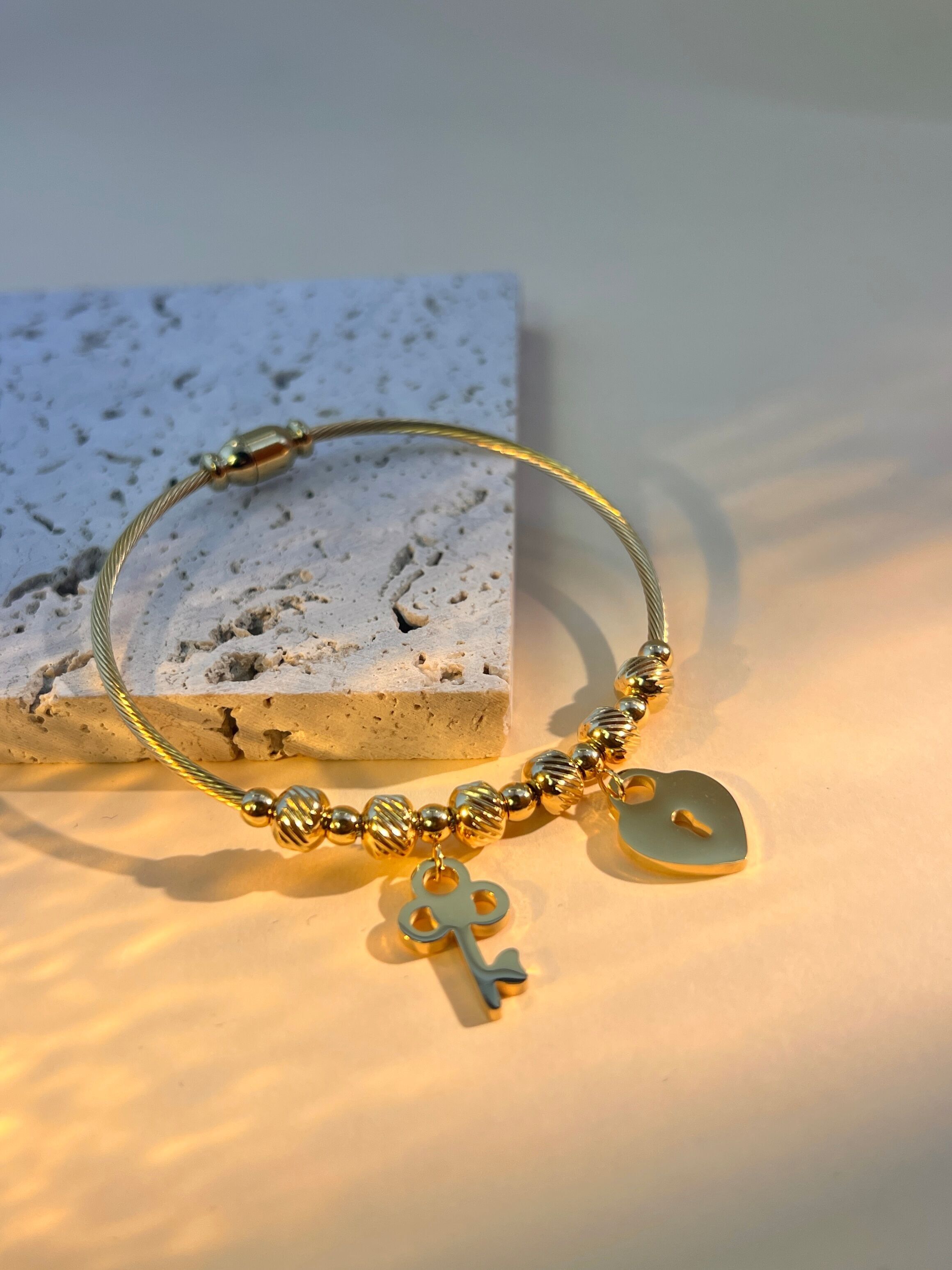 Armreif aus Edelstahl mit Schlüssel- und Vorhängeschlossanhängern