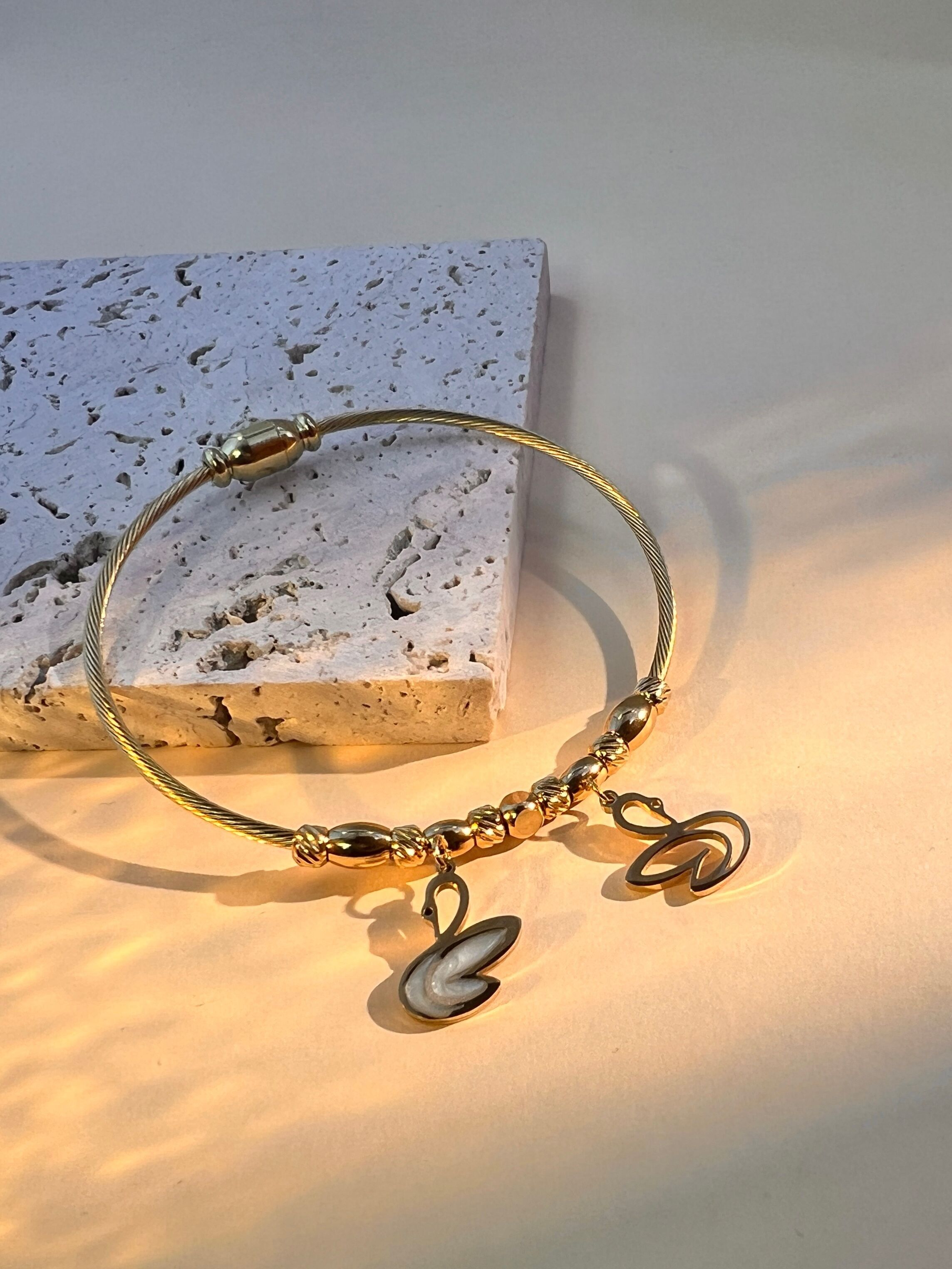 Armreif aus Edelstahl mit Schwanenanhängern