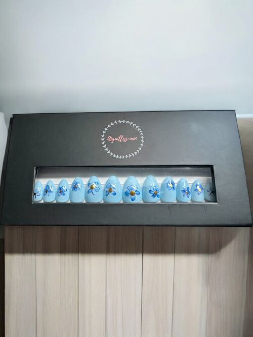Capsules de faux ongles – Bleu pastel fleuri “Forever” (Set de 24, réutilisables, fait main)