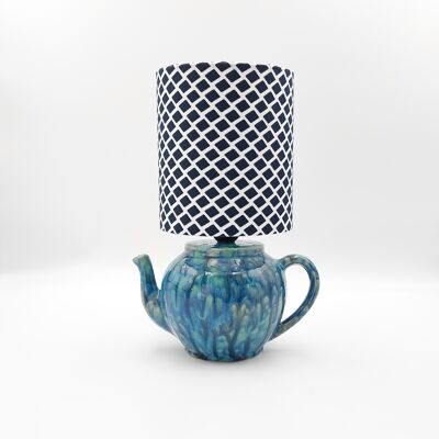 Lampe de chevet en céramique cristalline bleu-vert émaillée à la main en forme de théière avec anse, abat-jour tambour en tissu à carreaux bleu-blanc.Une lampe indispensable