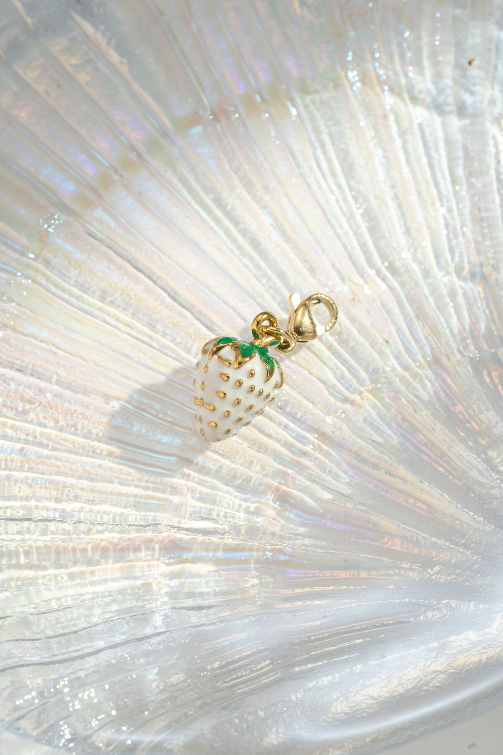 Weißer Erdbeer-Charm-Anhänger – Edler Edelstahl