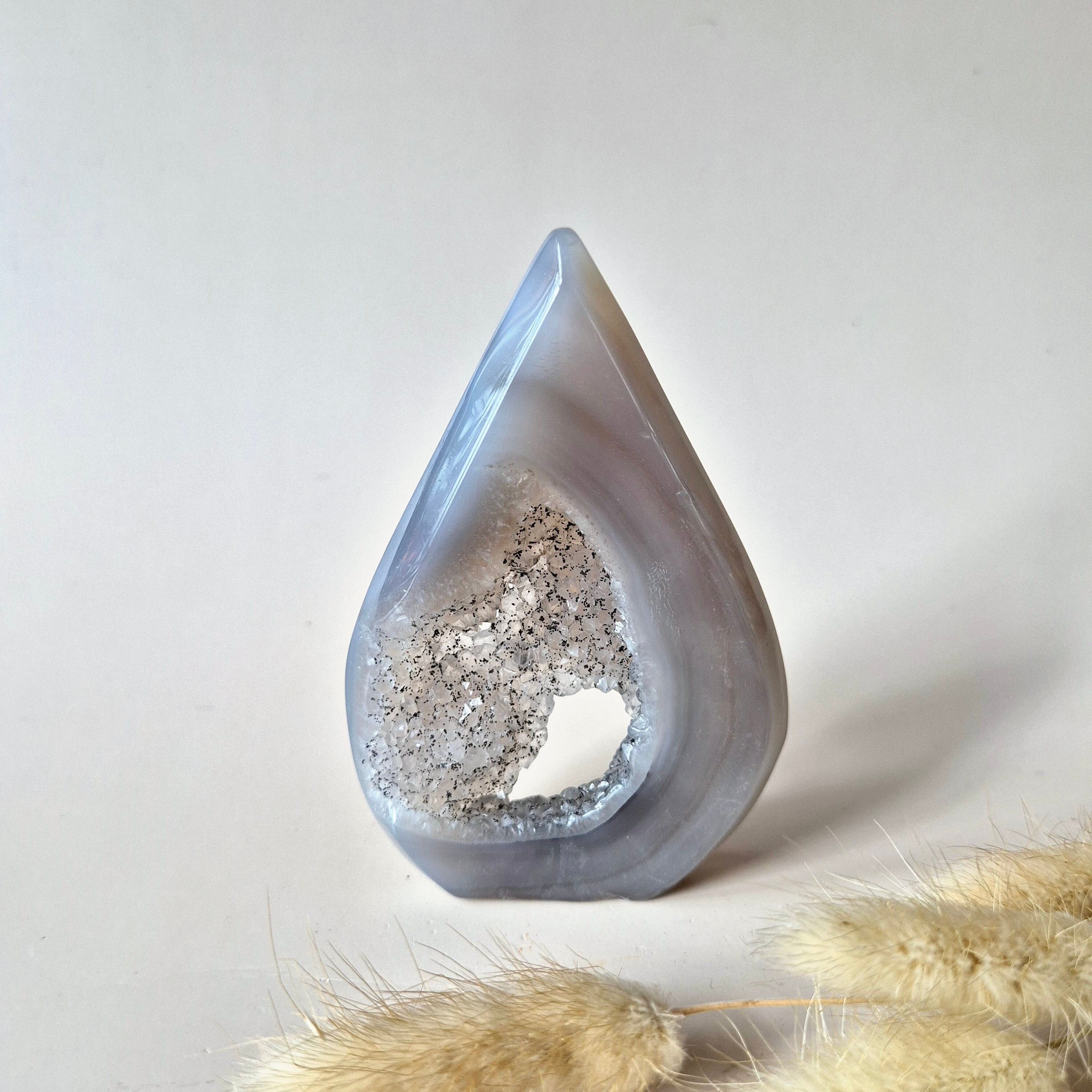 Druzy Grey Achat – Tropfenförmiger stehender Edelsteinkristall – Nr. 13.103 Gramm