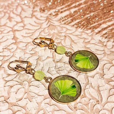 Pendientes de ginkgo verde con cuentas de resina de latón bañadas en oro de 24k. Regalo para el Día de la Madre. Regalo para mamá y maestra.