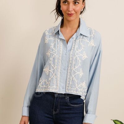 Camicia corta ricamata – Dettagli a contrasto e spirito bohémien
