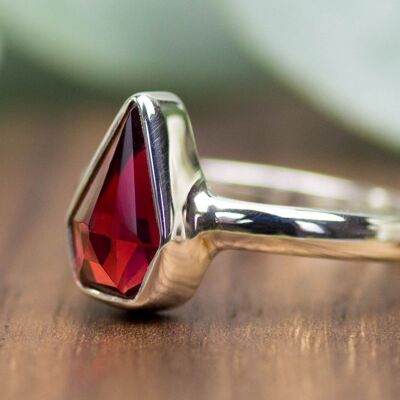 Anello con granato fiammeggiante