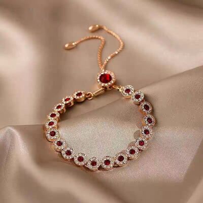 Pulsera de cadena ajustable con cristales rojos bañada en oro rosa