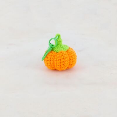 Llavero de calabaza de crochet hecho a mano