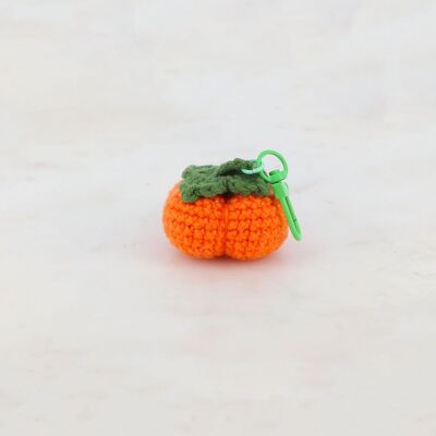 Llavero caqui de crochet hecho a mano