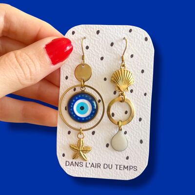Boucles d'oreilles asymétriques oeil de turquie et coquillage finition dorée
