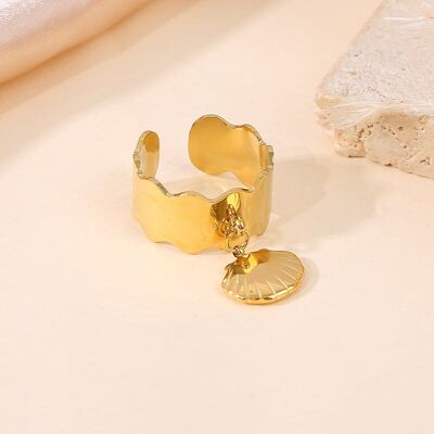 Bague dorée lisse vagues avec breloque coquillage