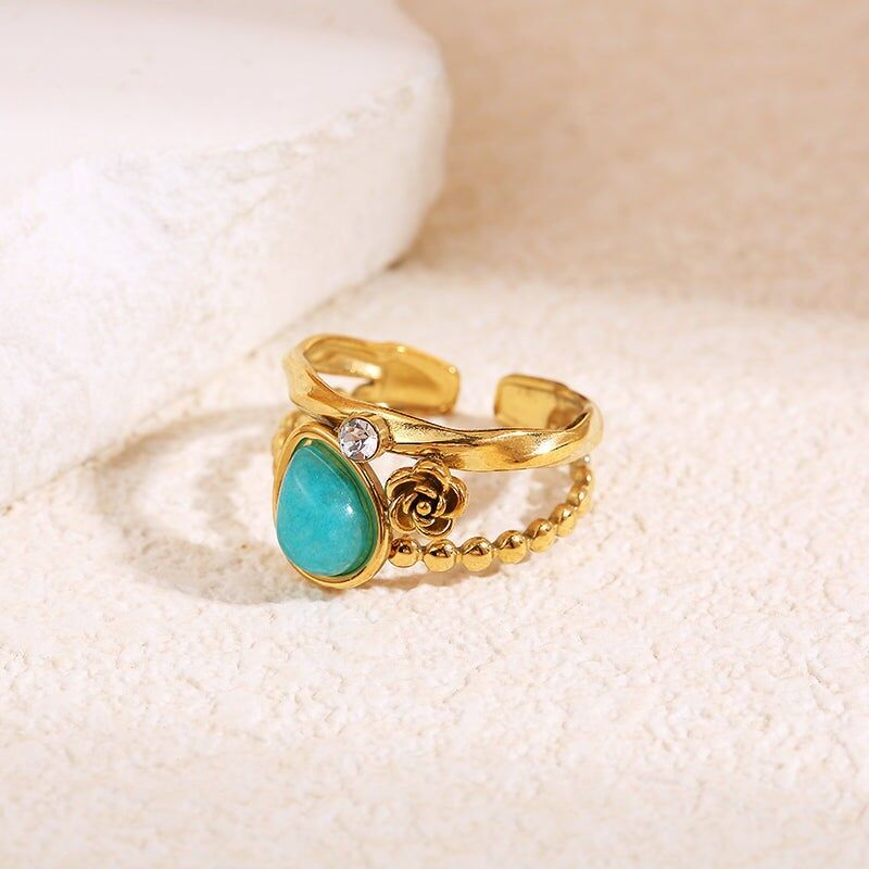 Anello in oro con fiore di strass e pietra a goccia blu