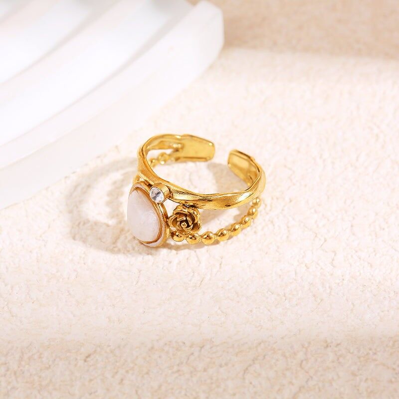 Anello in oro con fiore di strass e pietra a goccia bianca